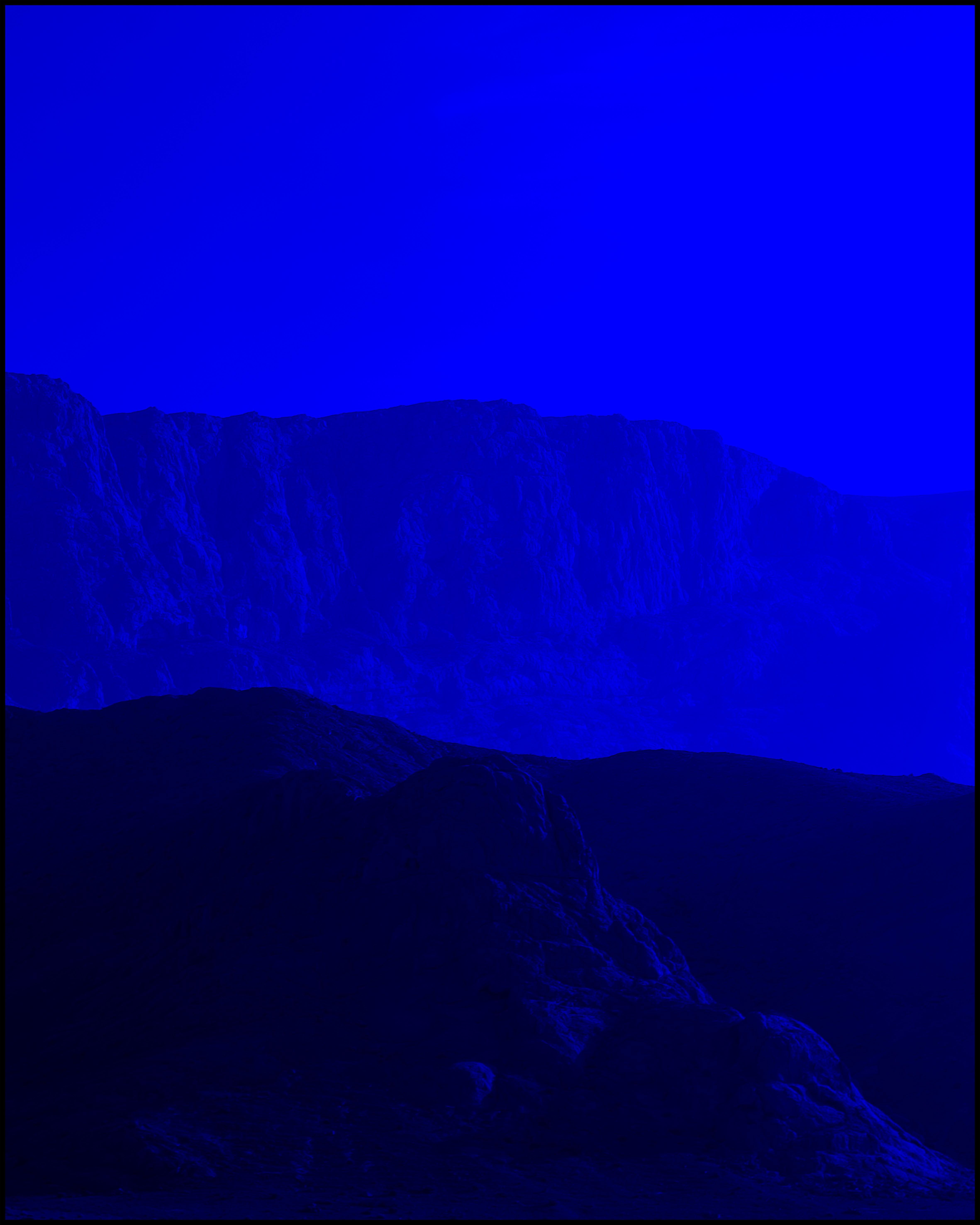 Hautes collines d'ultramarine - photographies bleues monocolores de dunes du désert