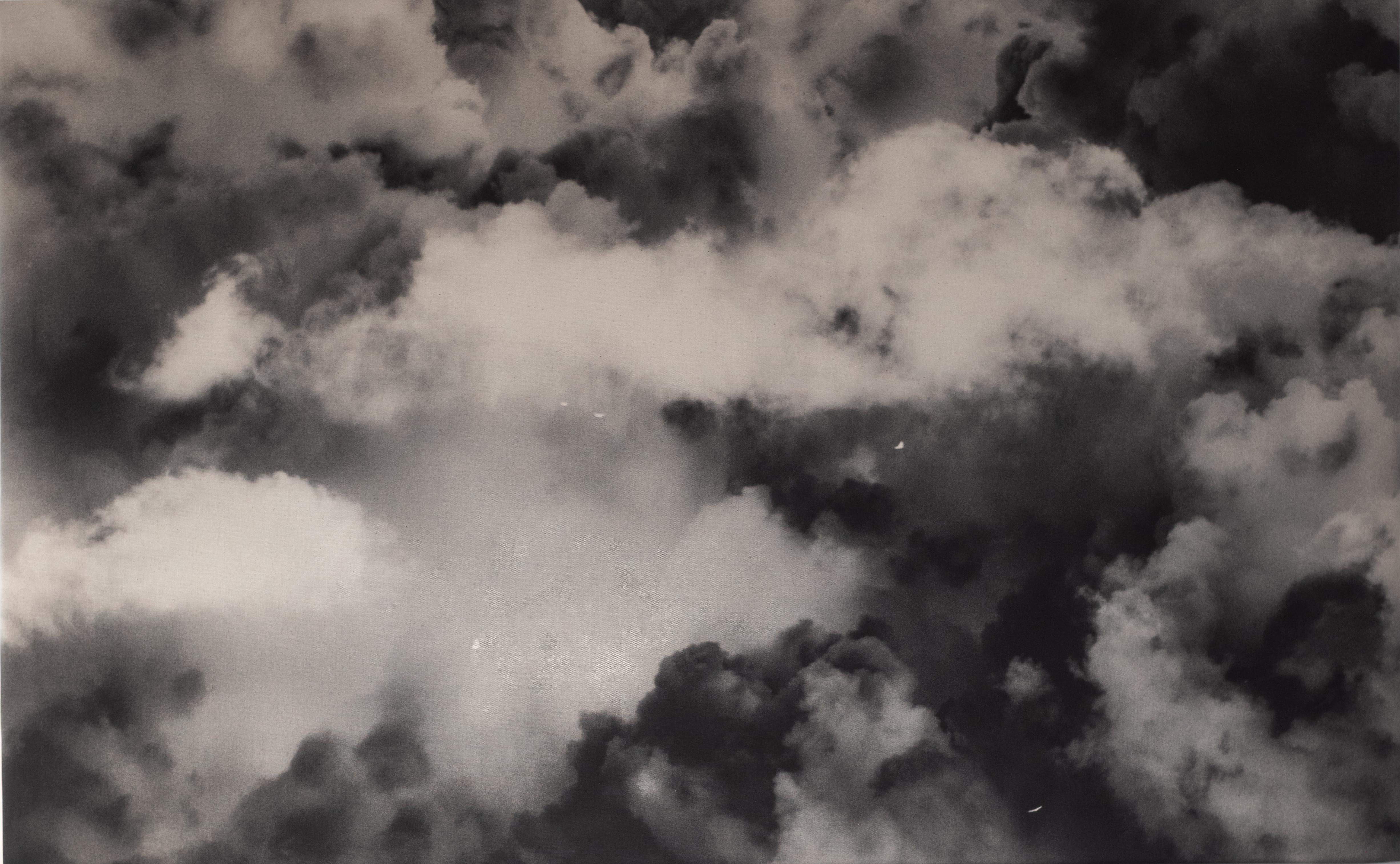 Undercurrents – abstrakte Himmelsfotografie auf Baumwoll-Leinwand, limitierte Auflage von 5 Stück – Photograph von Ugne Pouwell