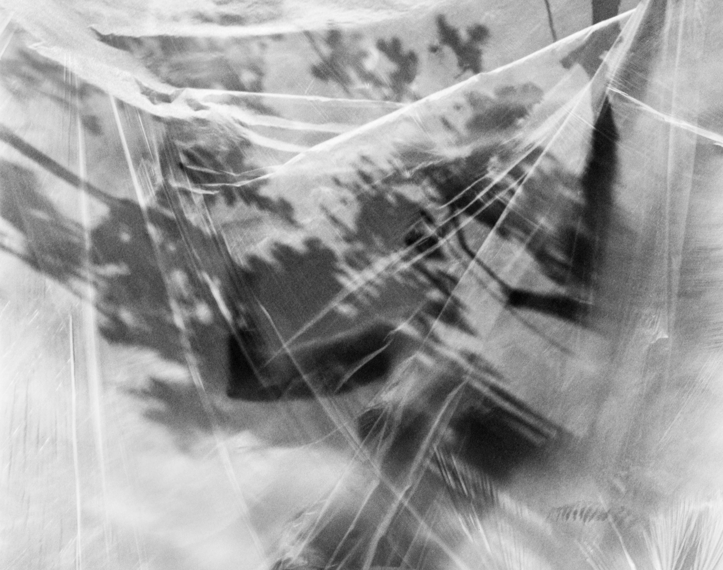 Ugne Pouwell Black and White Photograph – Undo No.2 - Analogue Schwarzer und weißer abstrakter Expressionismus, limitierte Auflage 10 Stück