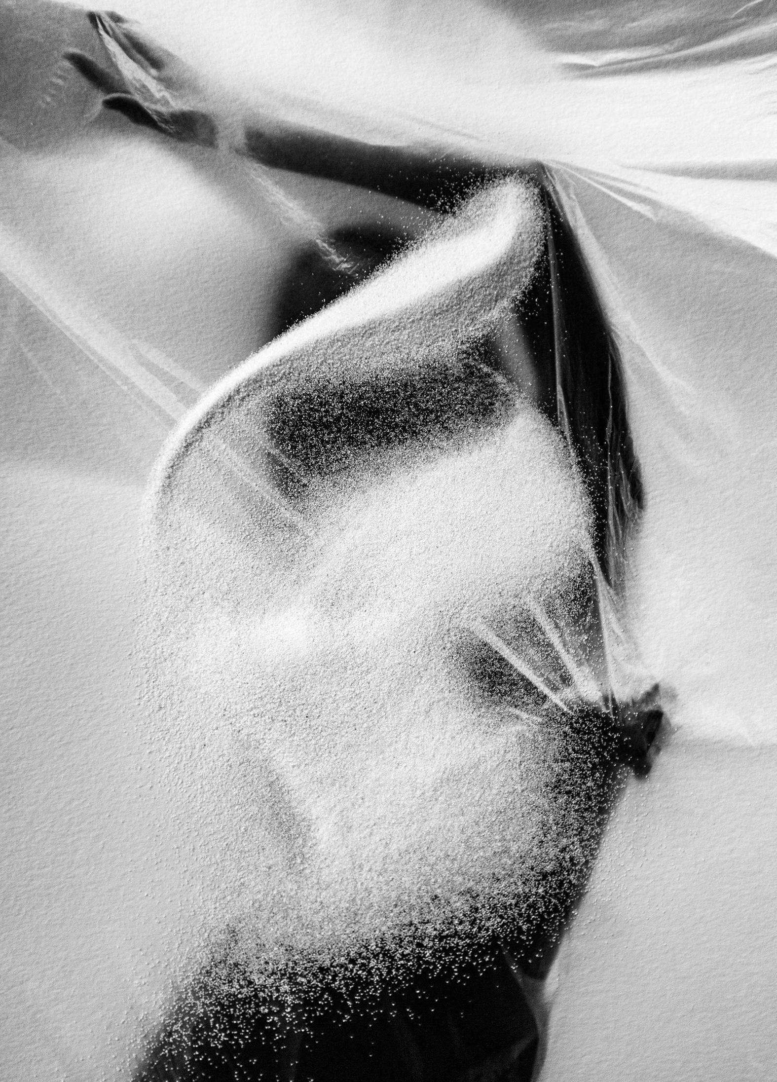 Abstract Photograph de Ugne Pouwell - Velo del Tiempo - retrato abstracto en blanco y negro, edición limitada a 20 ejemplares