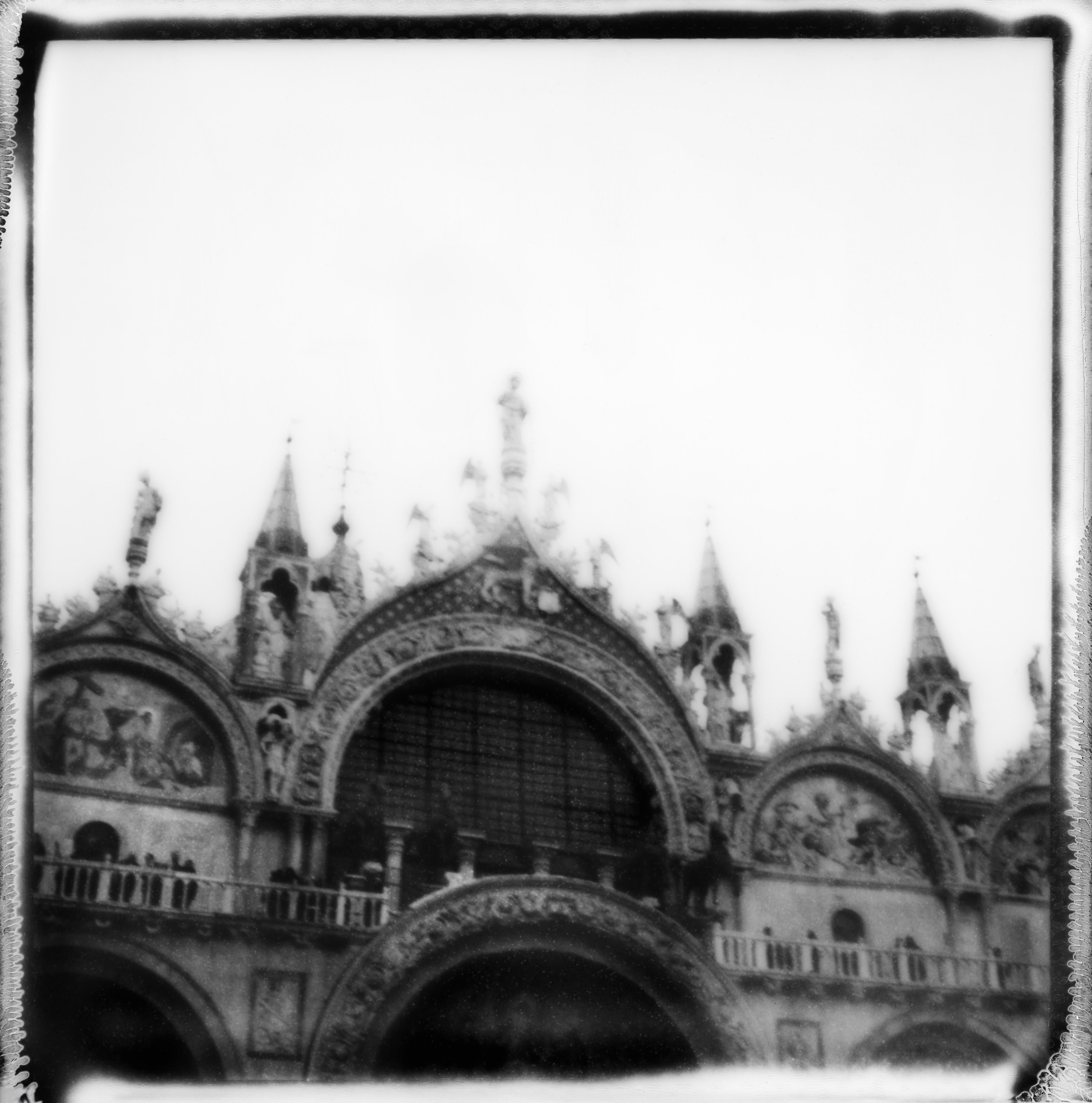 „Venice #4“ 2024 – Schwarz-Weiß-Polaroid-Landschaftsfotografie in Schwarzweiß