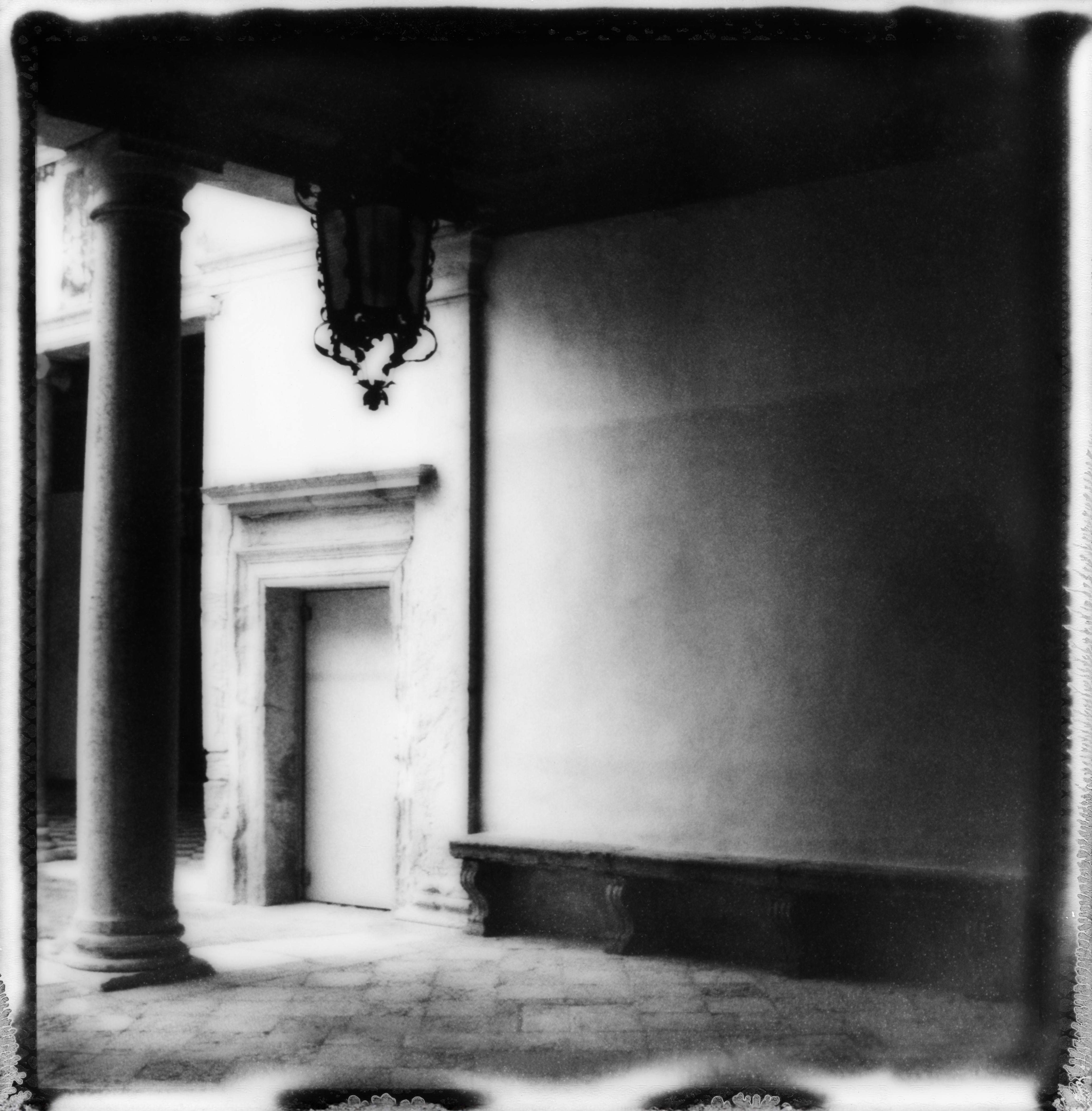 Ugne Pouwell Black and White Photograph – „Venice #7“ 2024 – Schwarz-Weiß-Polaroid-Landschaftsfotografie in Schwarzweiß