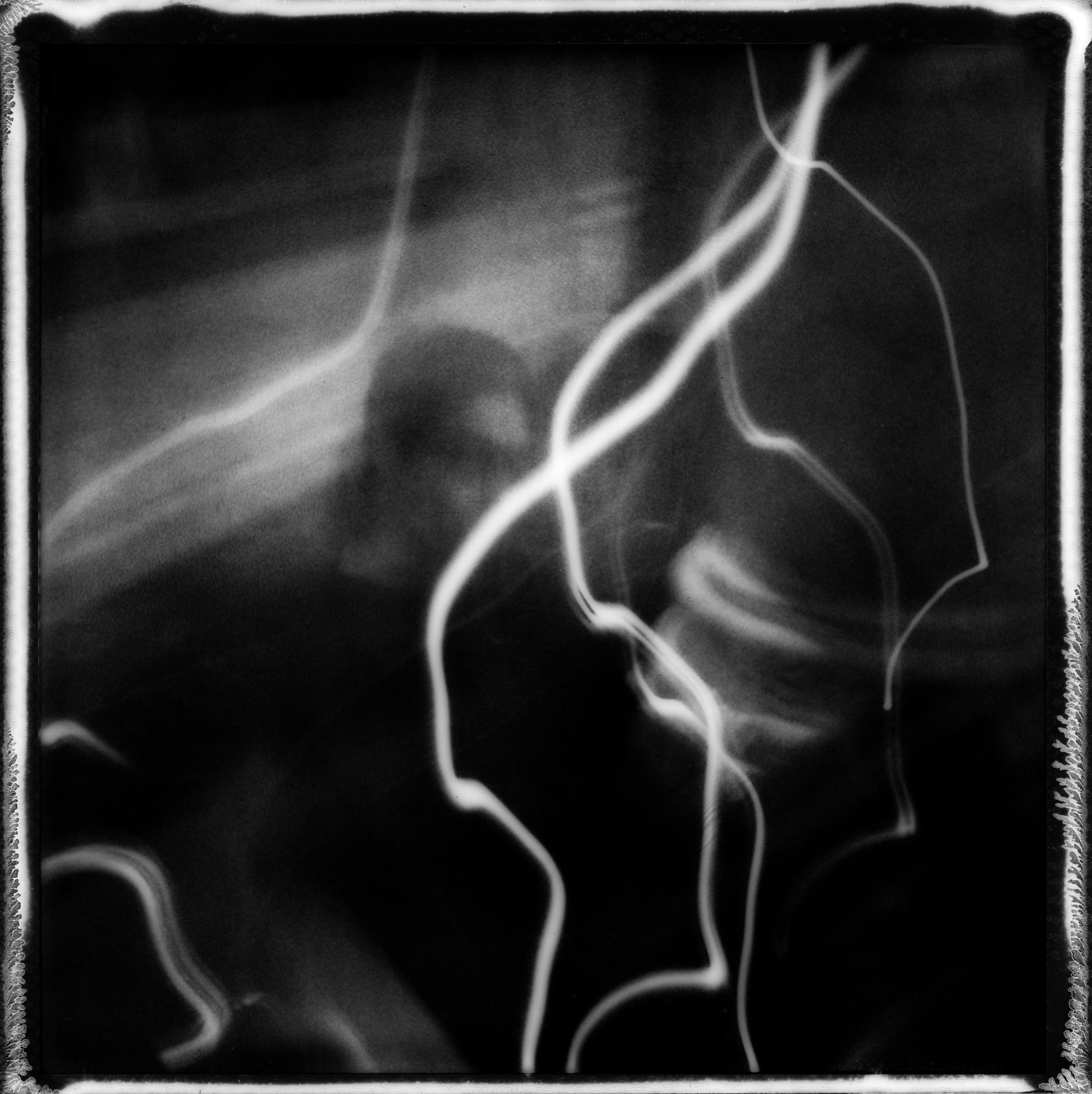 Abstract Photograph Ugne Pouwell - 'Venice #9' 2024 - photographie de paysage polaroid en noir et blanc.