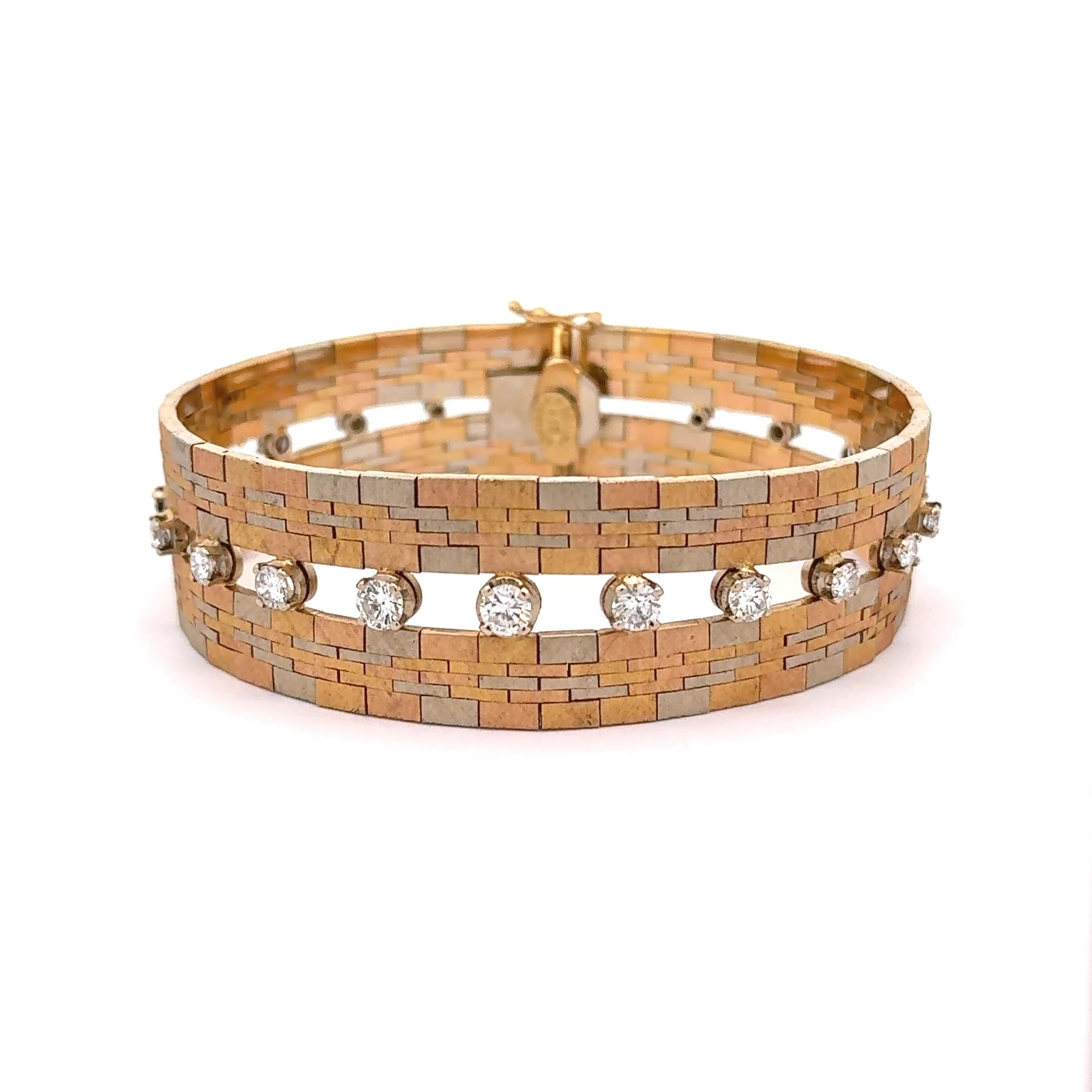Créé par le designer italien Ugo Bellini, ce bracelet à maillons contemporain est réalisé en or 18 carats, avec un mélange d'or rose, d'or blanc et d'or jaune. Le design met en valeur des diamants blancs ronds, totalisant 1,20 carats, sertis le long