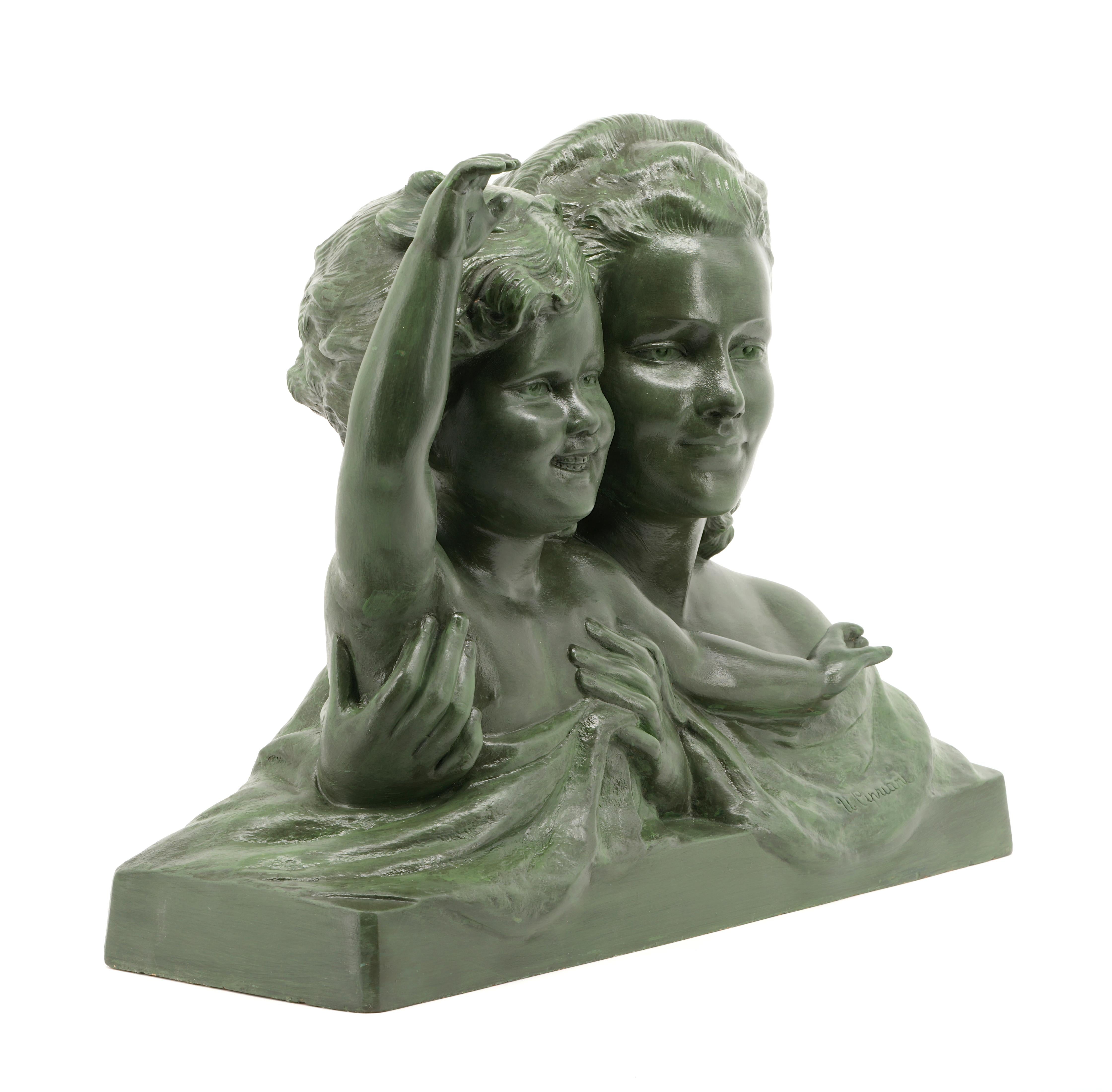 Escultura francesa Art Déco de terracota de Ugo Cipriani (1887-1960), Francia, 1920. Madre e hijo. Bronce patinado terracota. Medidas: Anchura 45 cm, altura 35,5 cm, profundidad 16 cm. ¡Excelente estado! Firmado 