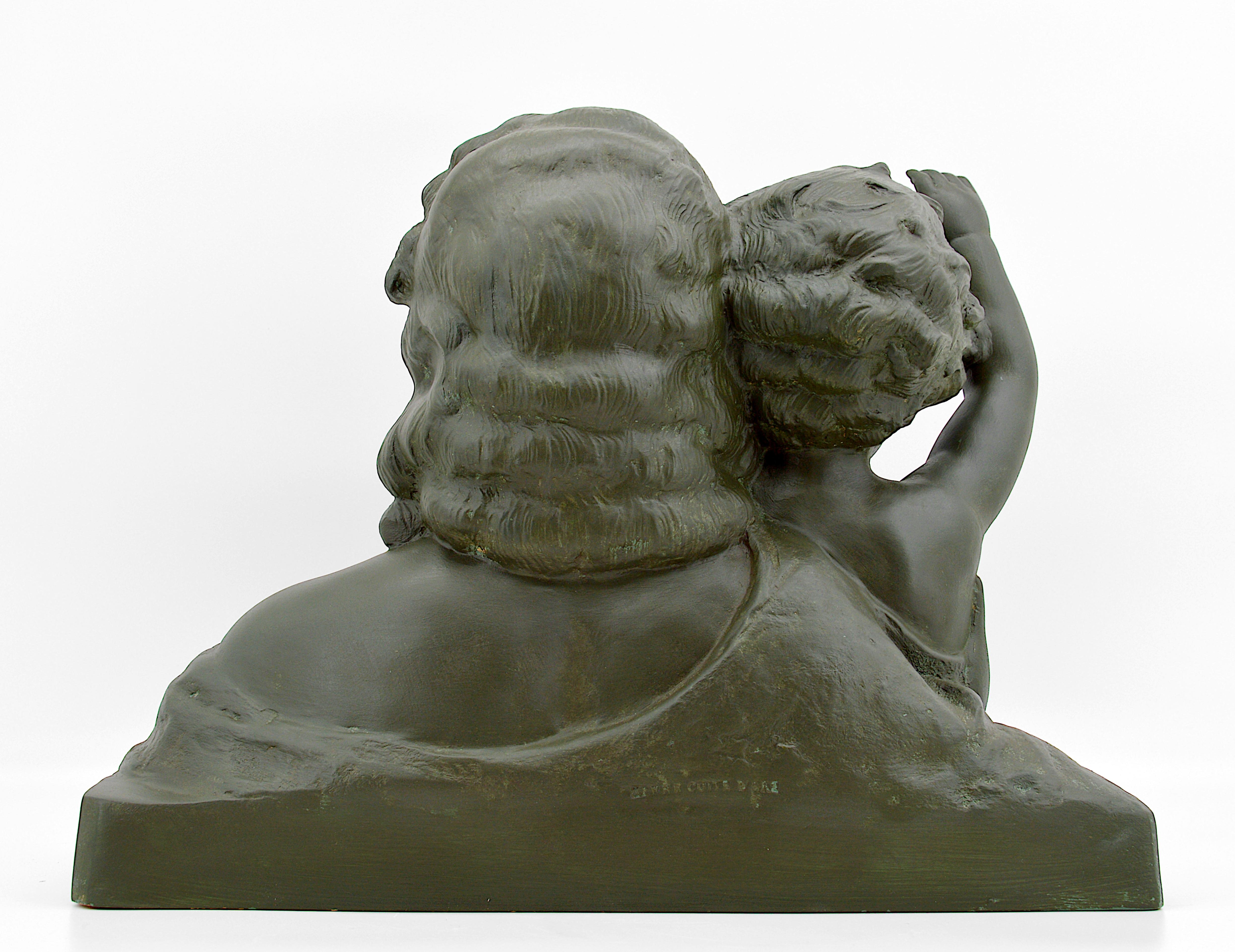 Art déco Ugo Cipriani Grande sculpture française Art Déco en terre cuite représentant une mère et un enfant, années 1930 en vente