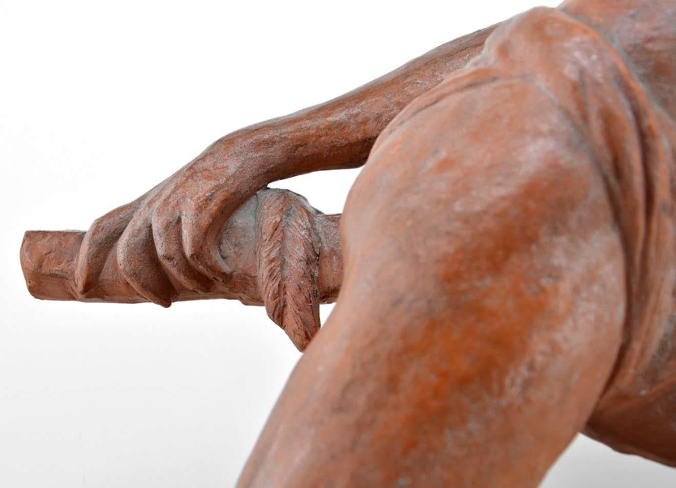 Französische Terrakotta-Skulptur im Art déco-Stil von Ugo Cipriani (1887-1960), Frankreich, 1930er Jahre. Ein Mann, der ein Ruder bedient. Abmessungen: Breite: 79 cm (31