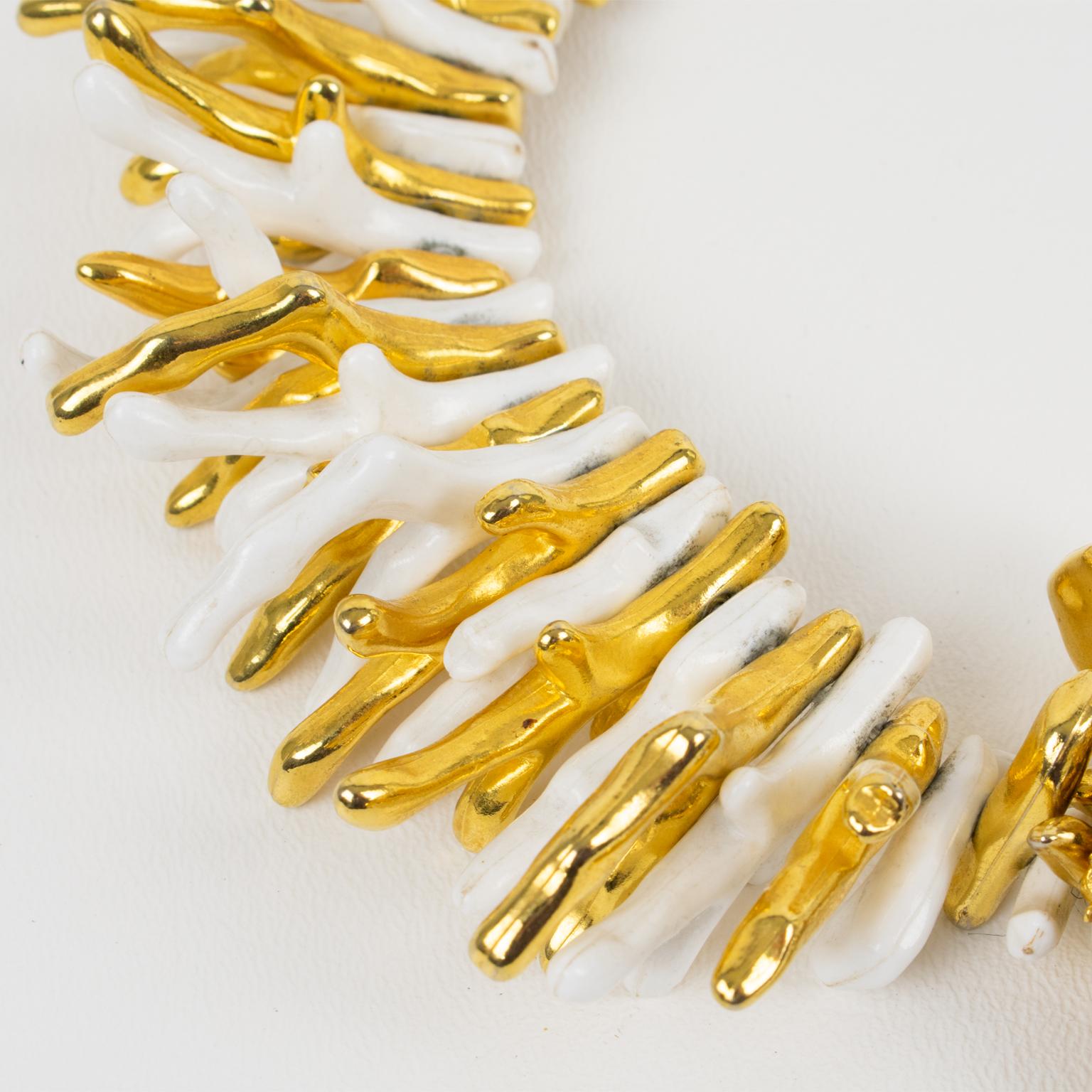 Ugo Correani Collier en faux-coral blanc et doré avec pendentif orné de bijoux en vente 7