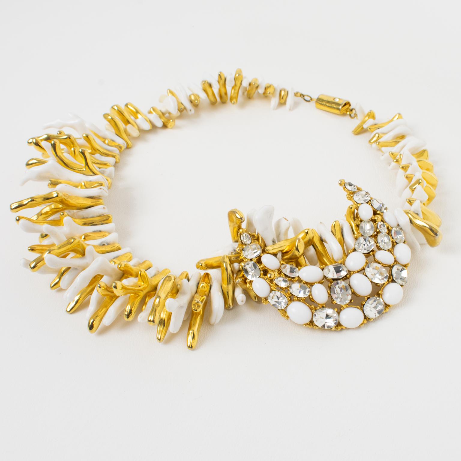 Ugo Correani Collier en faux-coral blanc et doré avec pendentif orné de bijoux Unisexe en vente