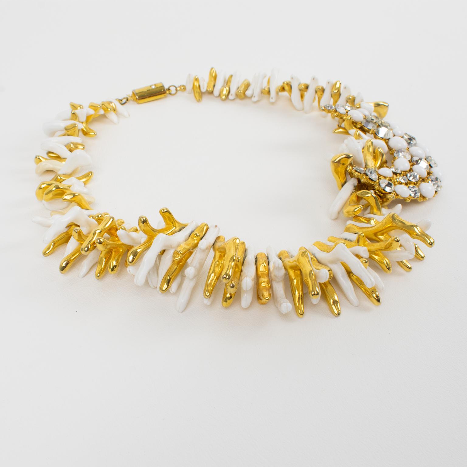 Ugo Correani Collier en faux-coral blanc et doré avec pendentif orné de bijoux en vente 1