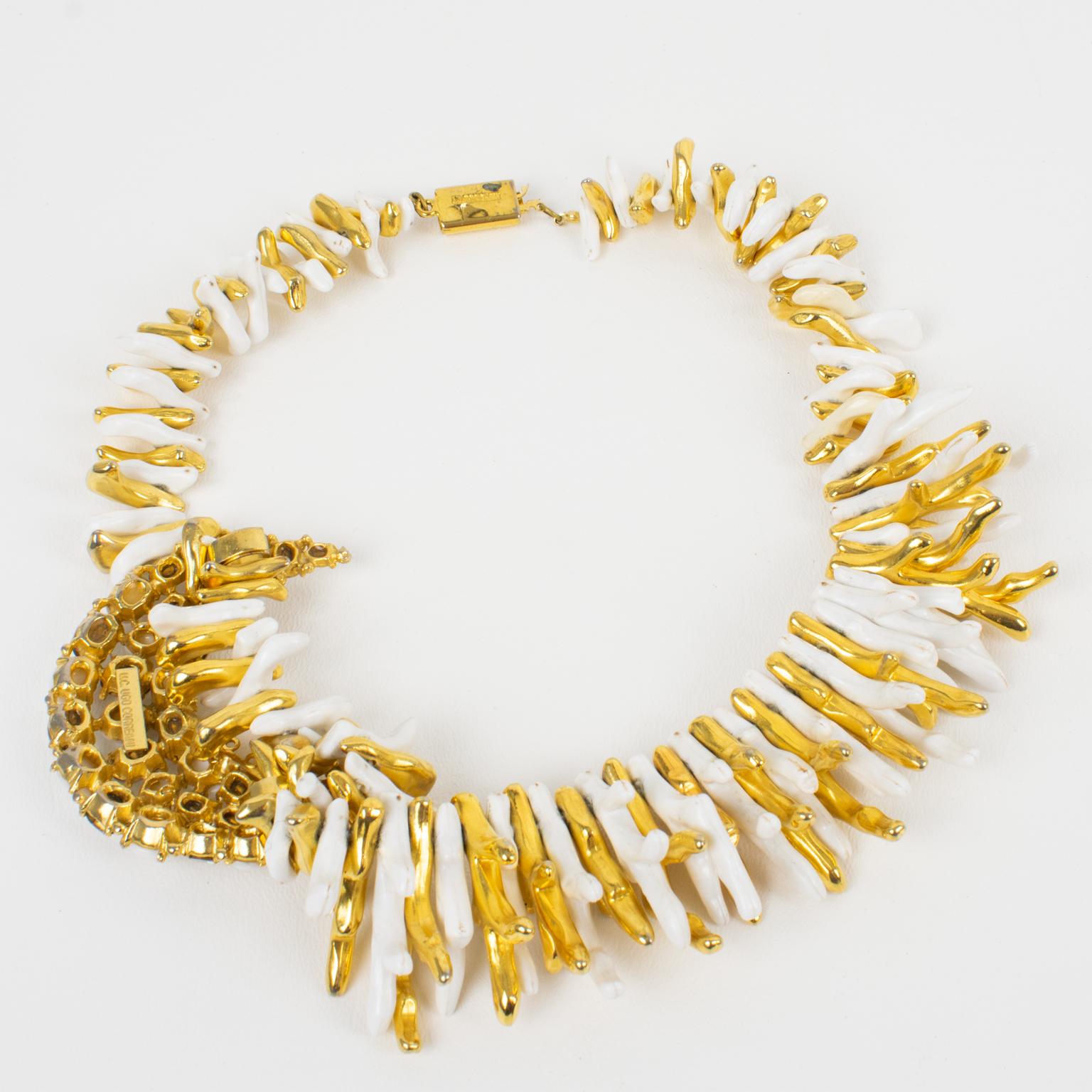 Ugo Correani Collier en faux-coral blanc et doré avec pendentif orné de bijoux en vente 2