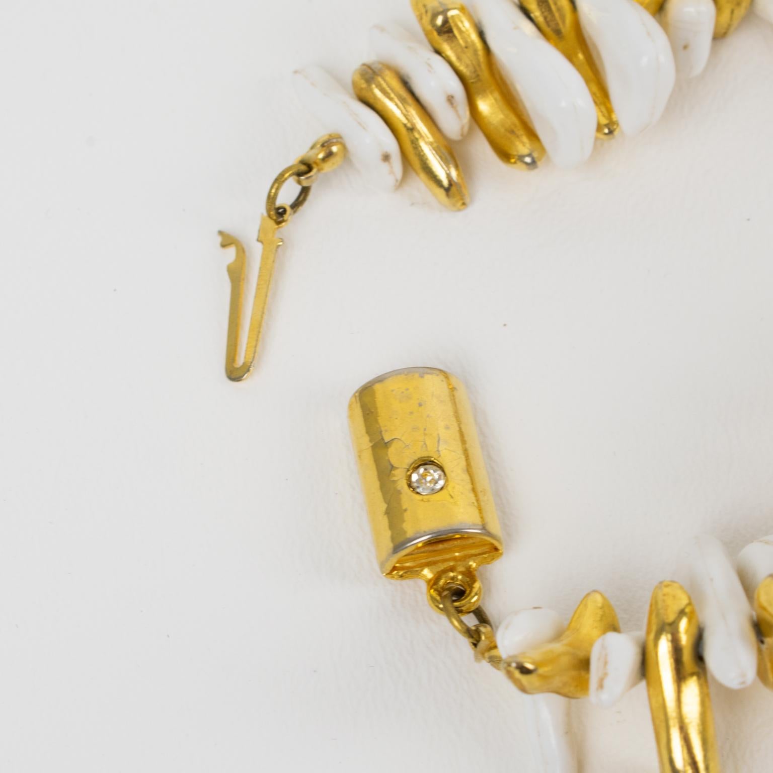 Ugo Correani Collier en faux-coral blanc et doré avec pendentif orné de bijoux en vente 4