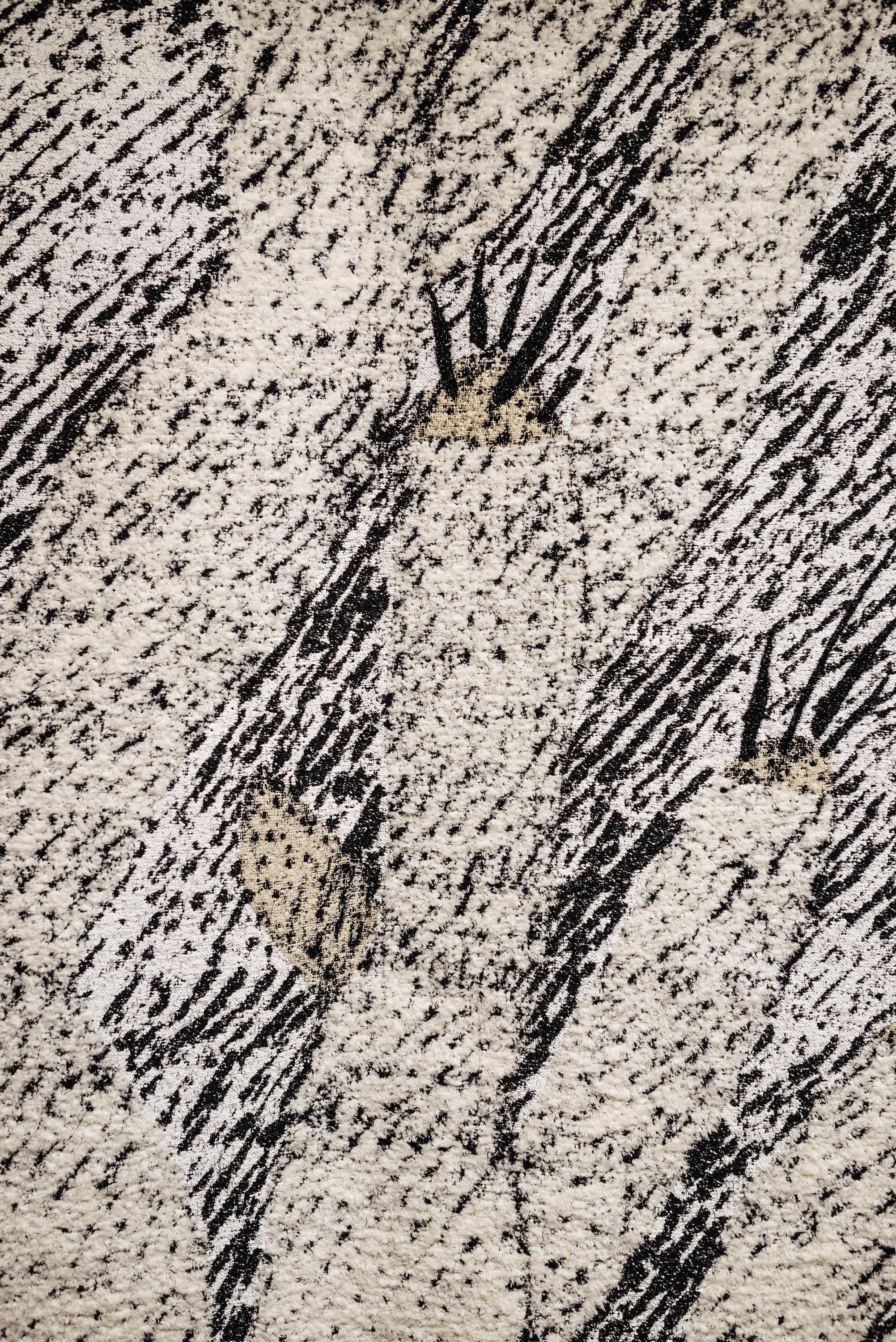 Ugo La Pietra Artificial Nature #1 cotton silk virgin wool tapestry

Ugo La Pietra presents his tapestries as a decorative exercise in homage to the “garden”; these works represent for the author one of the many exercises he developed already in