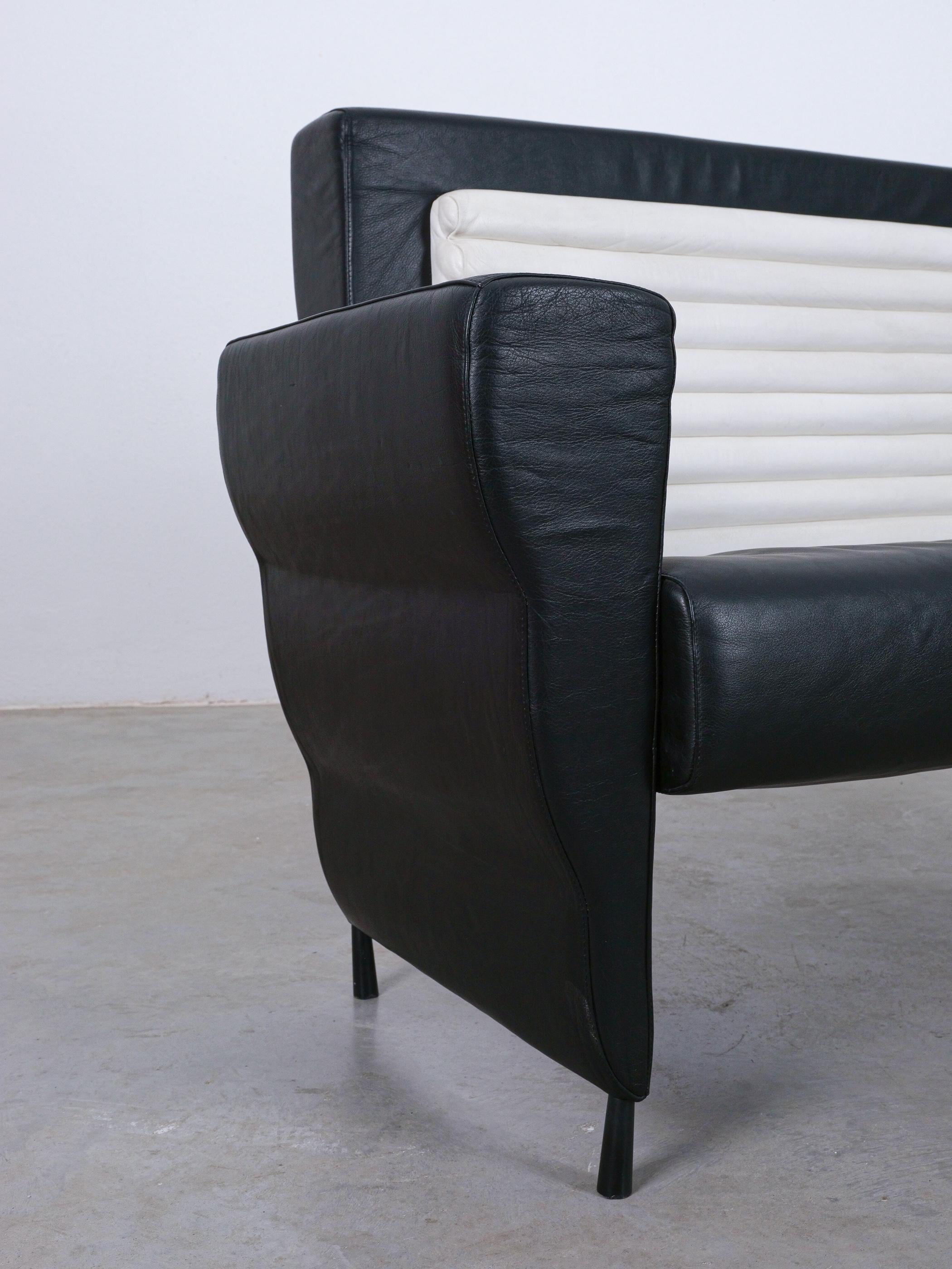 Ugo La Pietra für Busnelli Flessuosa Sofa aus schwarzem und weißem Leder, Italien 1985 (Italienisch) im Angebot