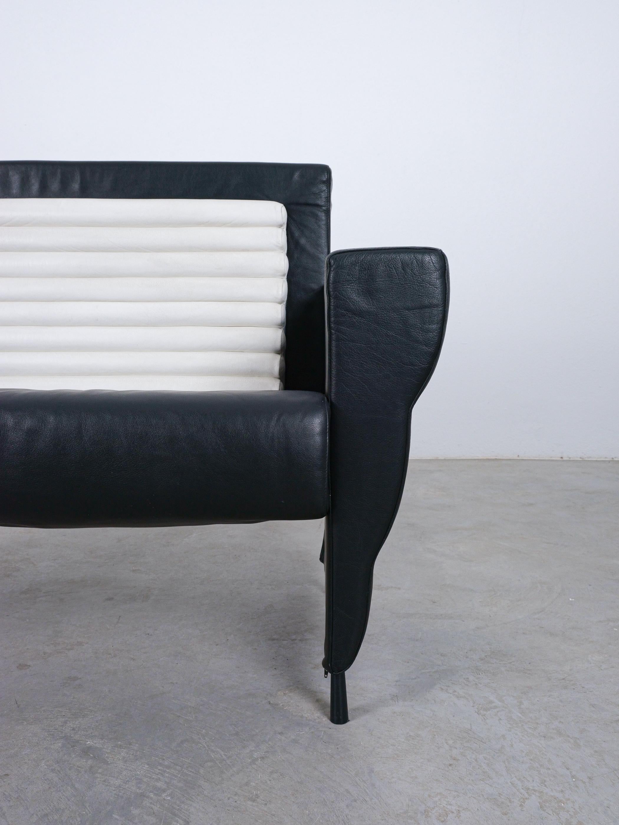 Ugo La Pietra für Busnelli Flessuosa Sofa aus schwarzem und weißem Leder, Italien 1985 (Ende des 20. Jahrhunderts) im Angebot