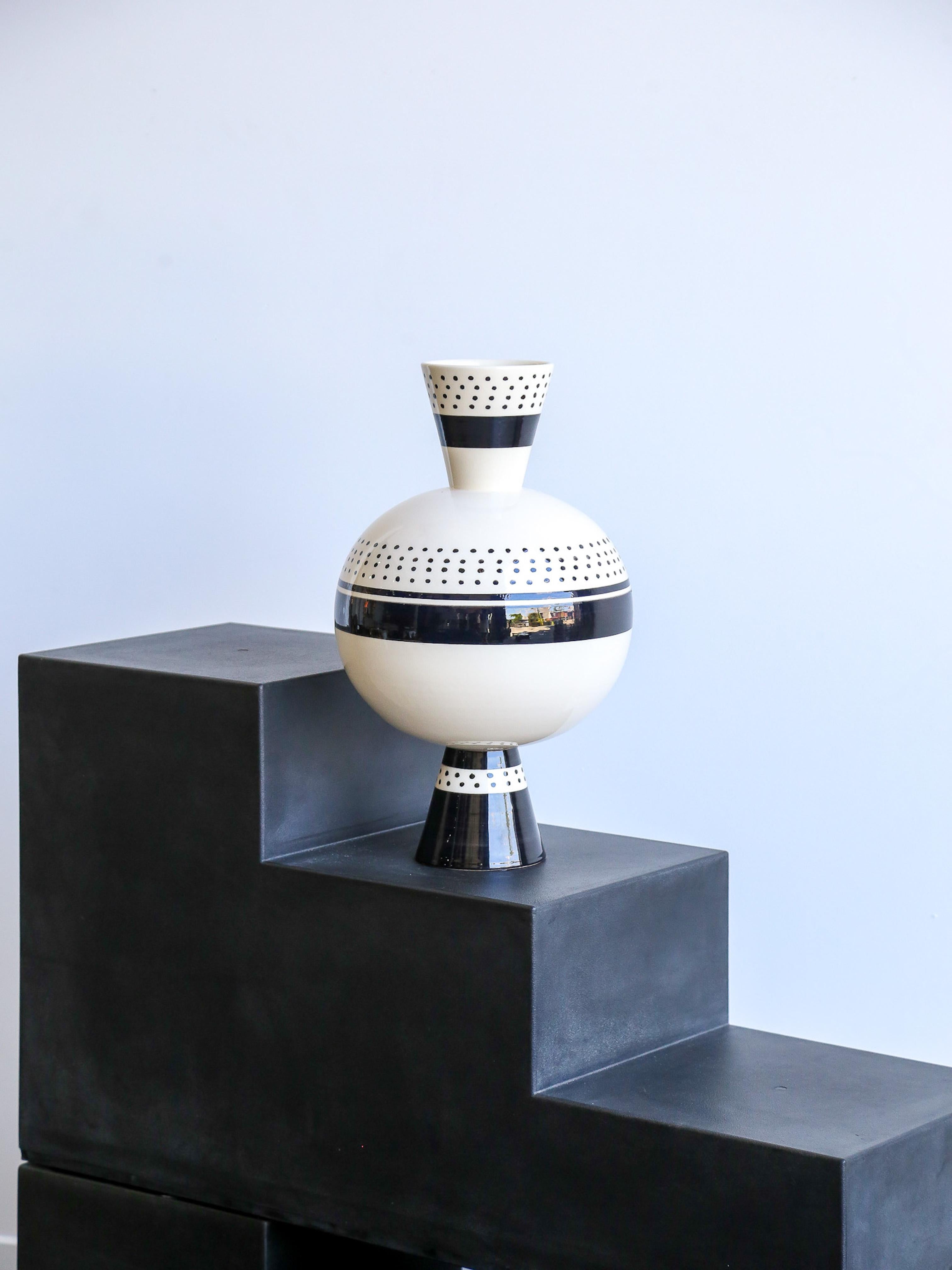 Ugo La Pietra for Rometti Aryballos Vase Ceramic In Excellent Condition For Sale In Byron Bay, NSW