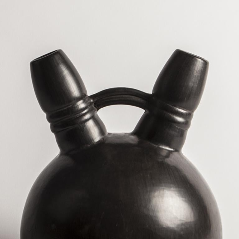 Vase toscan et étrusque Bucchero #9 « Iron Strength » en céramique noire fait à la main Neuf - En vente à Milan, IT