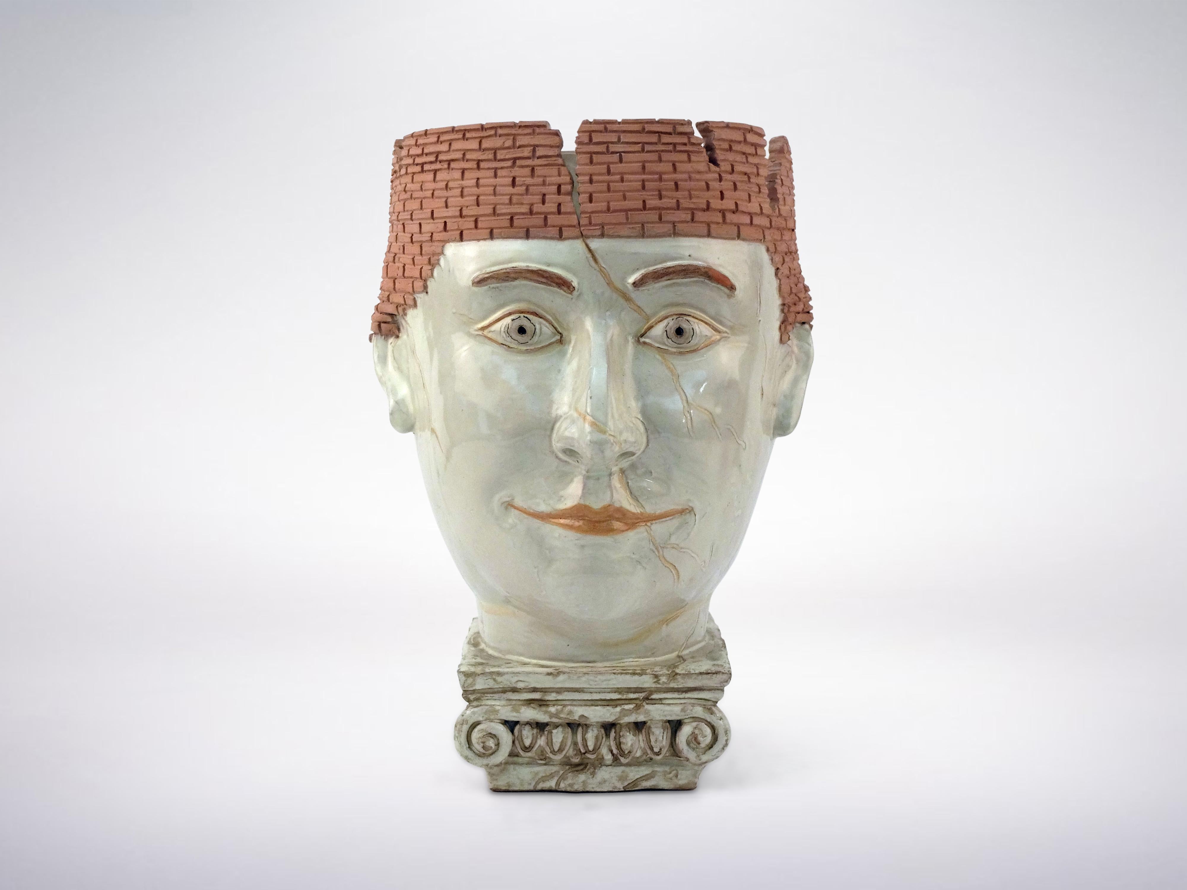 Ugo La Pietra, Vase en forme de tête en porcelaine émaillée faite à la main 