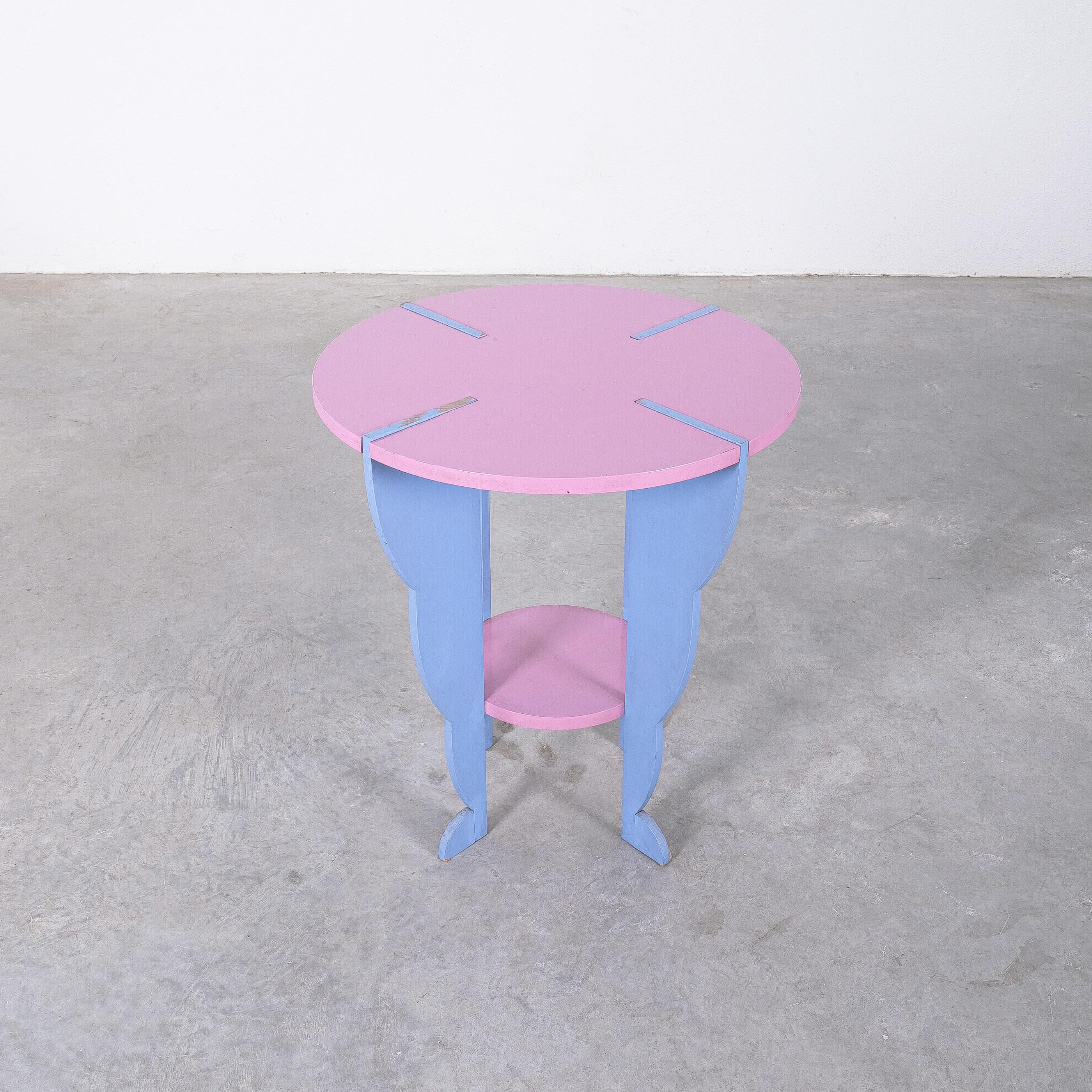 Rare table from the Flessuosa series by Ugo La Pietra for Busnelli, Italy, 1985

Museal table by Ugo La Pietra, one of the former founding members of famous Italian avant-garde group Archizoom (1960-1970) Lacquered wooden table in good condition. We