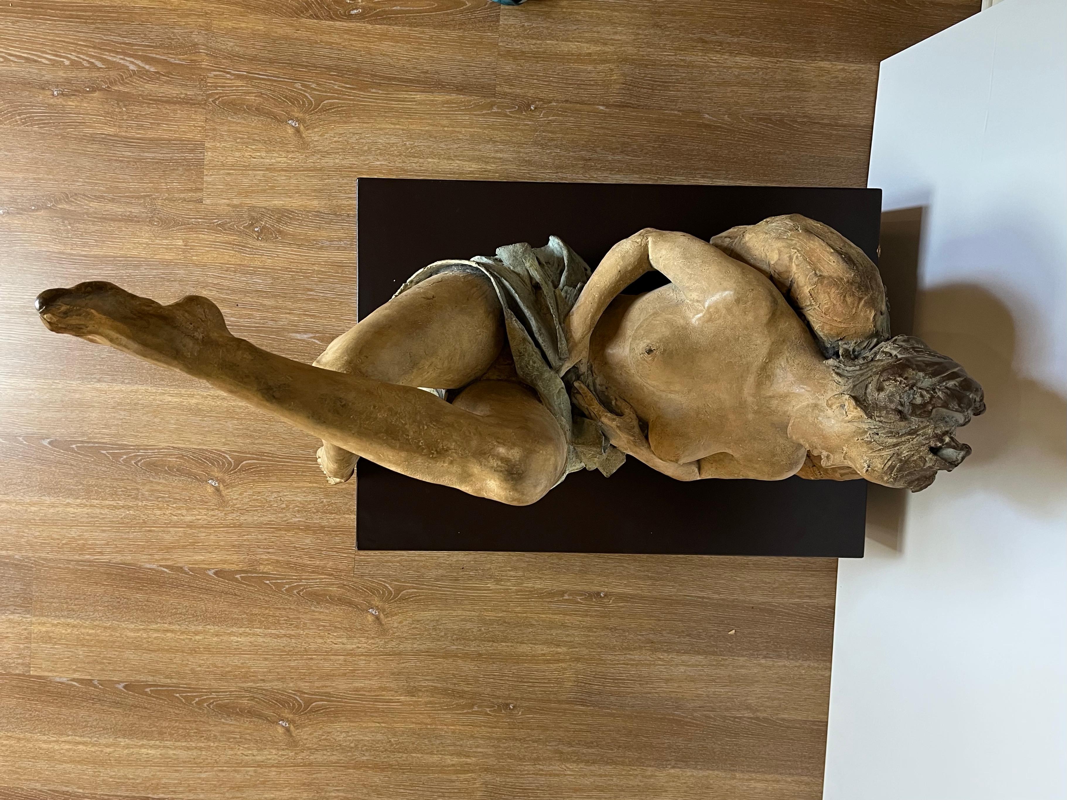 Scultura contemporanea di donna nuda, sensuale ed elegante, in bronzo - Nude Sculpture Gold di Ugo Riva