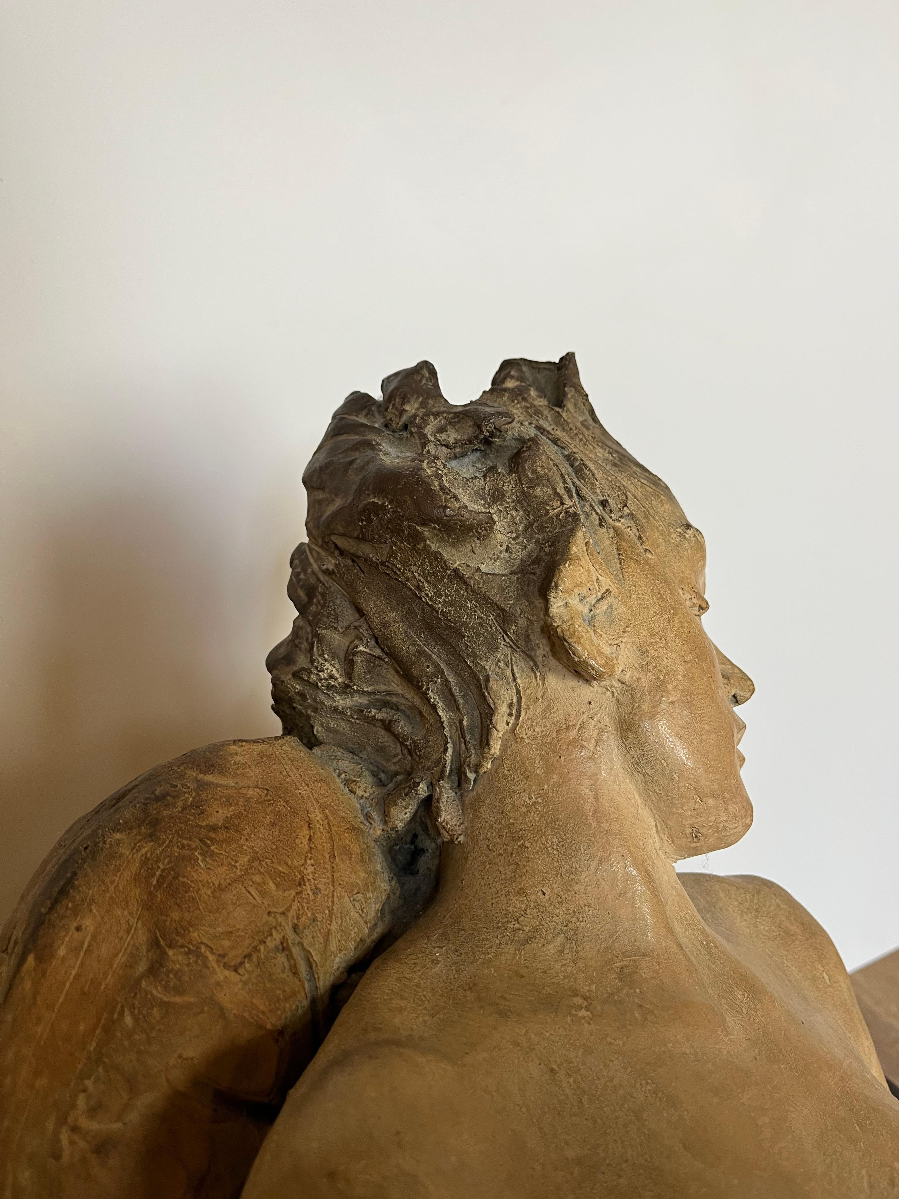 Scultura contemporanea di donna nuda, sensuale ed elegante, in bronzo 1