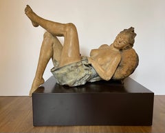 Scultura contemporanea di donna nuda, sensuale ed elegante, in bronzo