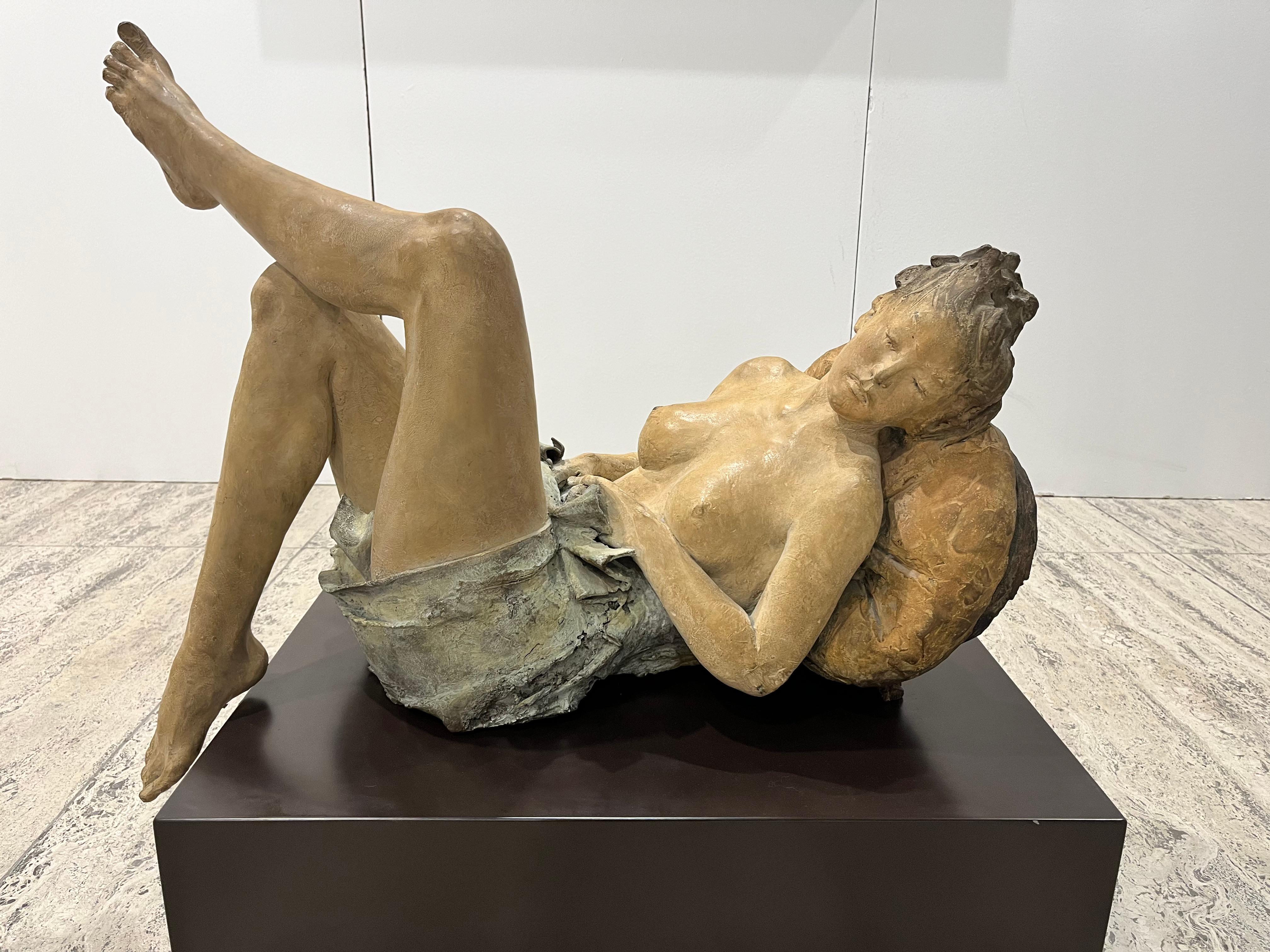 Ugo Riva Nude Sculpture – Feine Schönheit weiblicher Akt Skulptur in Bronze, Patina Ocker und Azur, Staub blau