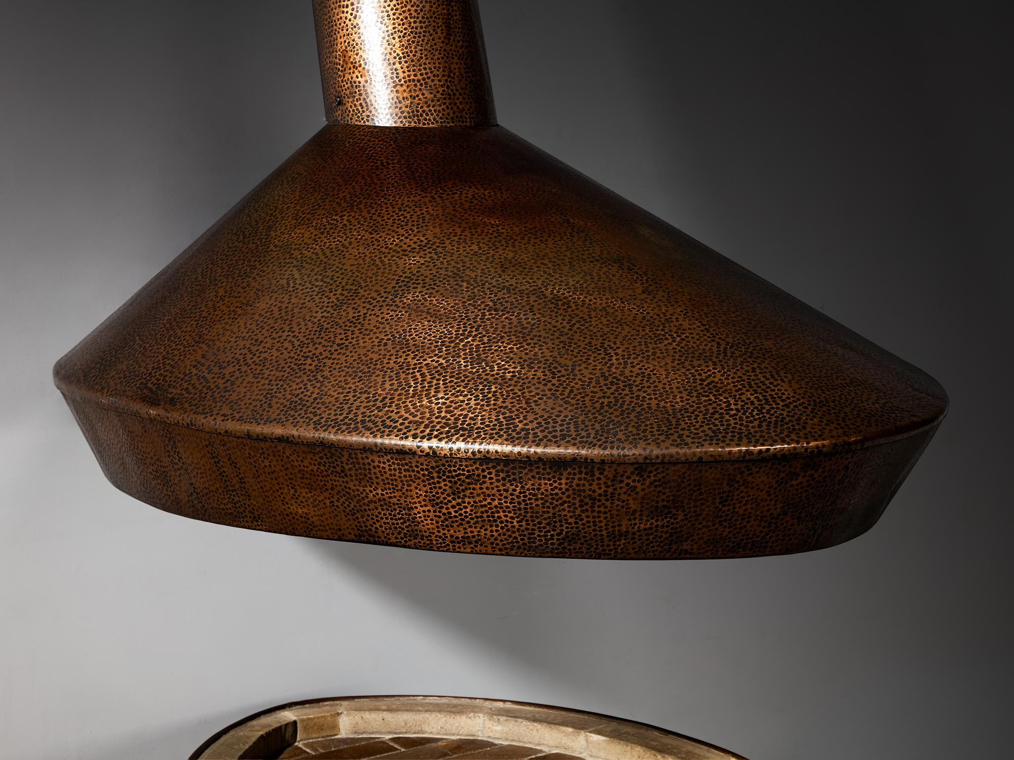 Italienischer Ugo Trevisan-Kamin aus geprägtem Kupfer, Mid-Century Modern im Angebot 5