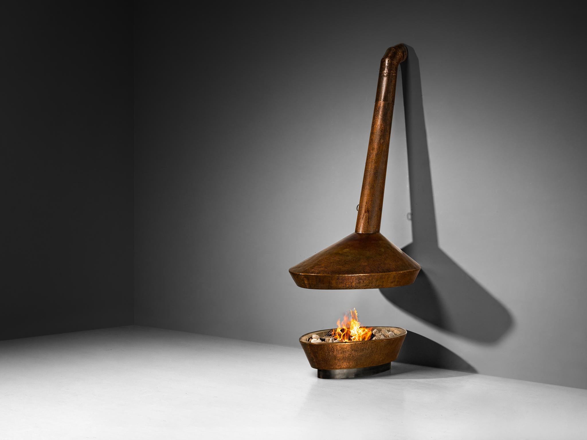 Ugo Trevisan, Kamin, Kupfer, Eisen, Stein, Italien, 1960er Jahre

Dieser von Ugo Trevisan entworfene italienische Kamin ist eine monumentale Kreation, die sich durch ihre besondere Präsenz und solide Konstruktion auszeichnet. Der mit viel Liebe zum