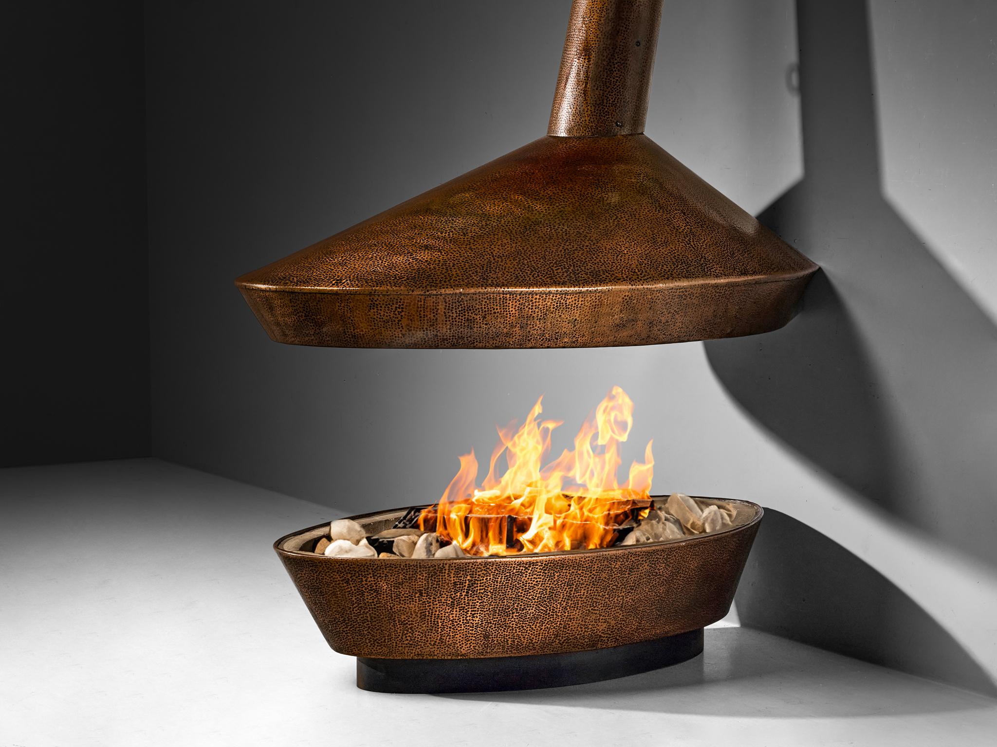 Italienischer Ugo Trevisan-Kamin aus geprägtem Kupfer, Mid-Century Modern (Moderne der Mitte des Jahrhunderts) im Angebot