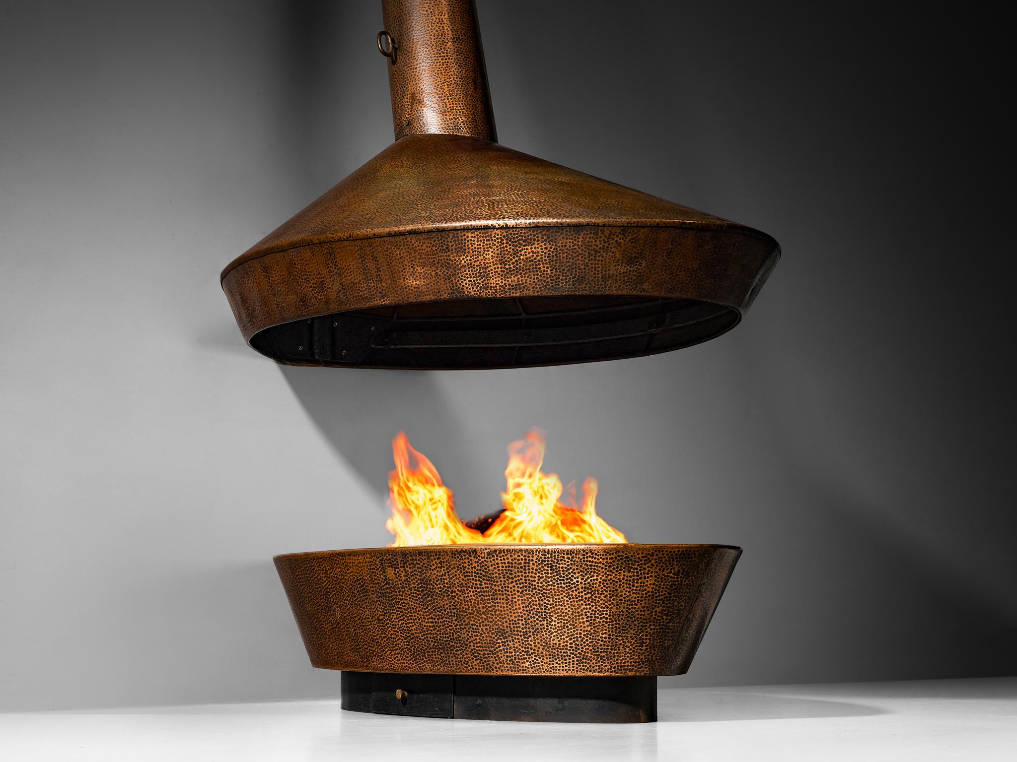 Italienischer Ugo Trevisan-Kamin aus geprägtem Kupfer, Mid-Century Modern (Mitte des 20. Jahrhunderts) im Angebot