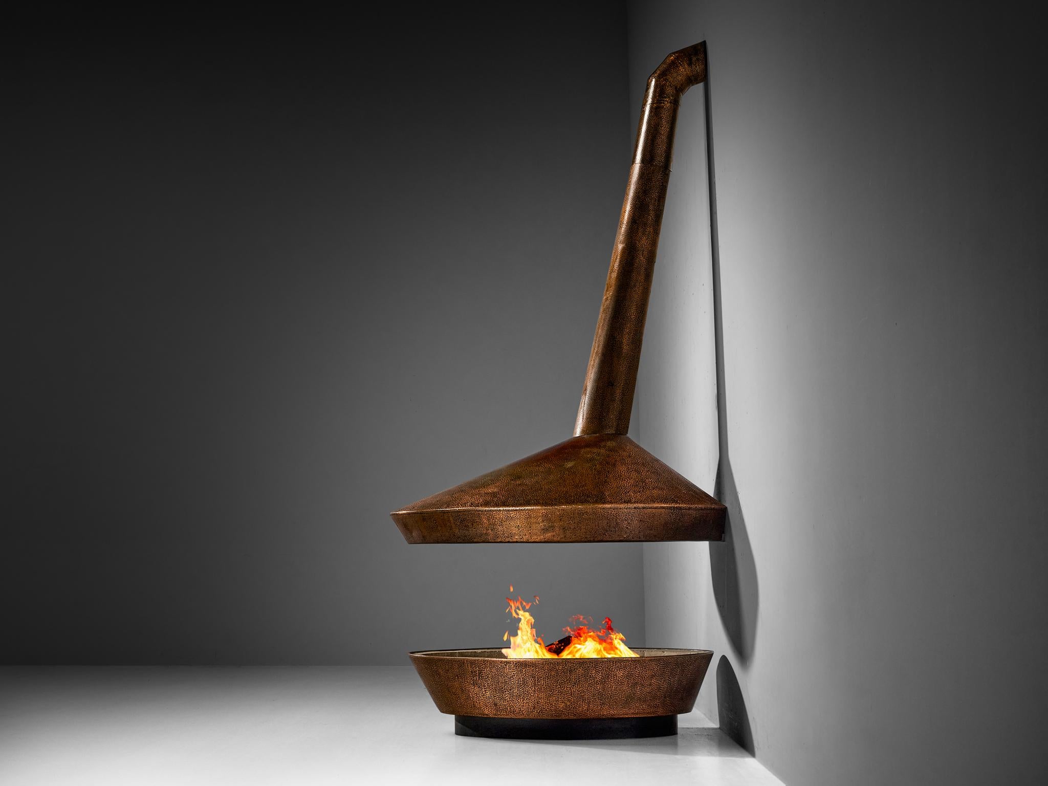 Italienischer Ugo Trevisan-Kamin aus geprägtem Kupfer, Mid-Century Modern im Angebot 1
