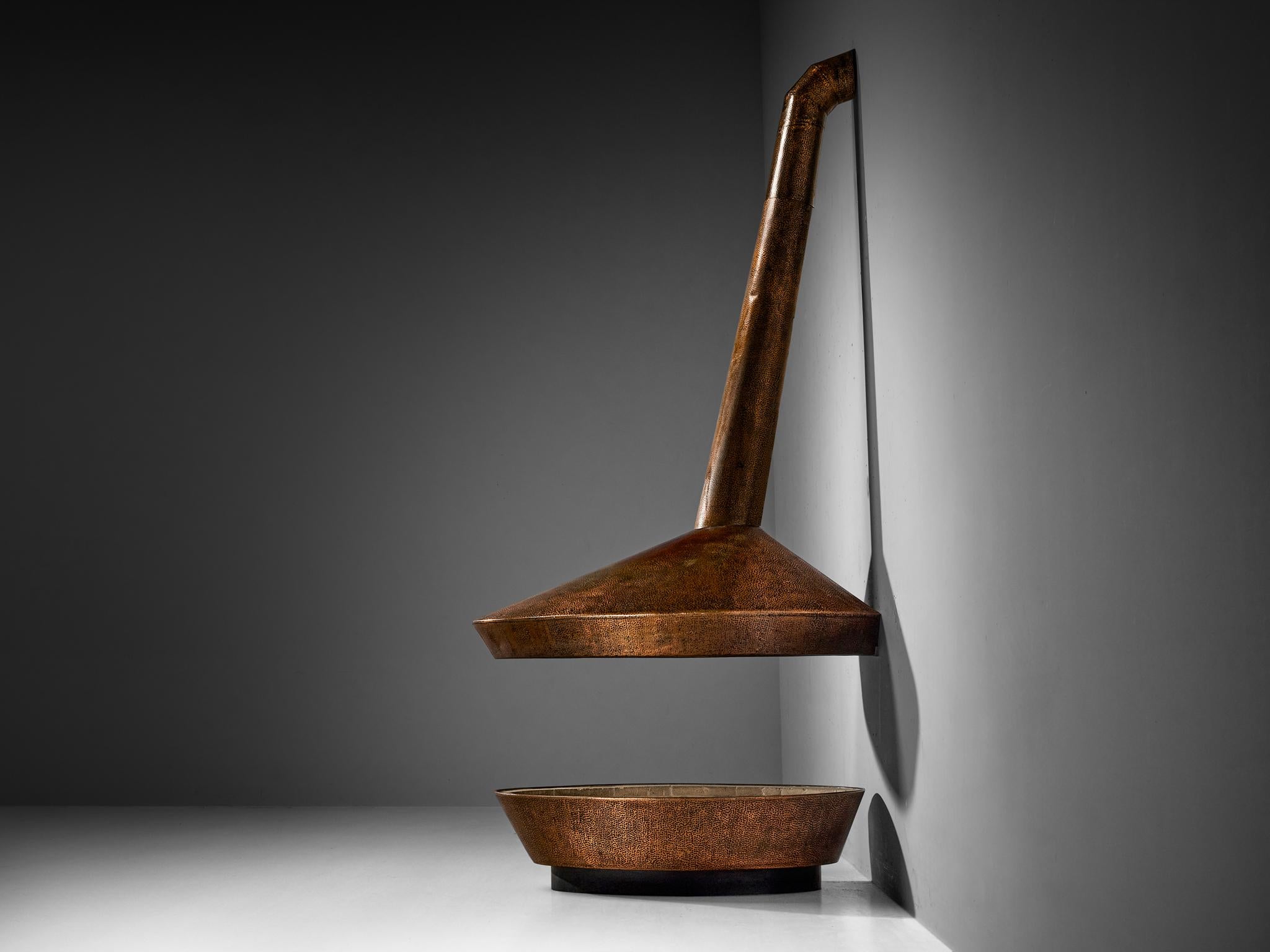 Italienischer Ugo Trevisan-Kamin aus geprägtem Kupfer, Mid-Century Modern im Angebot 3