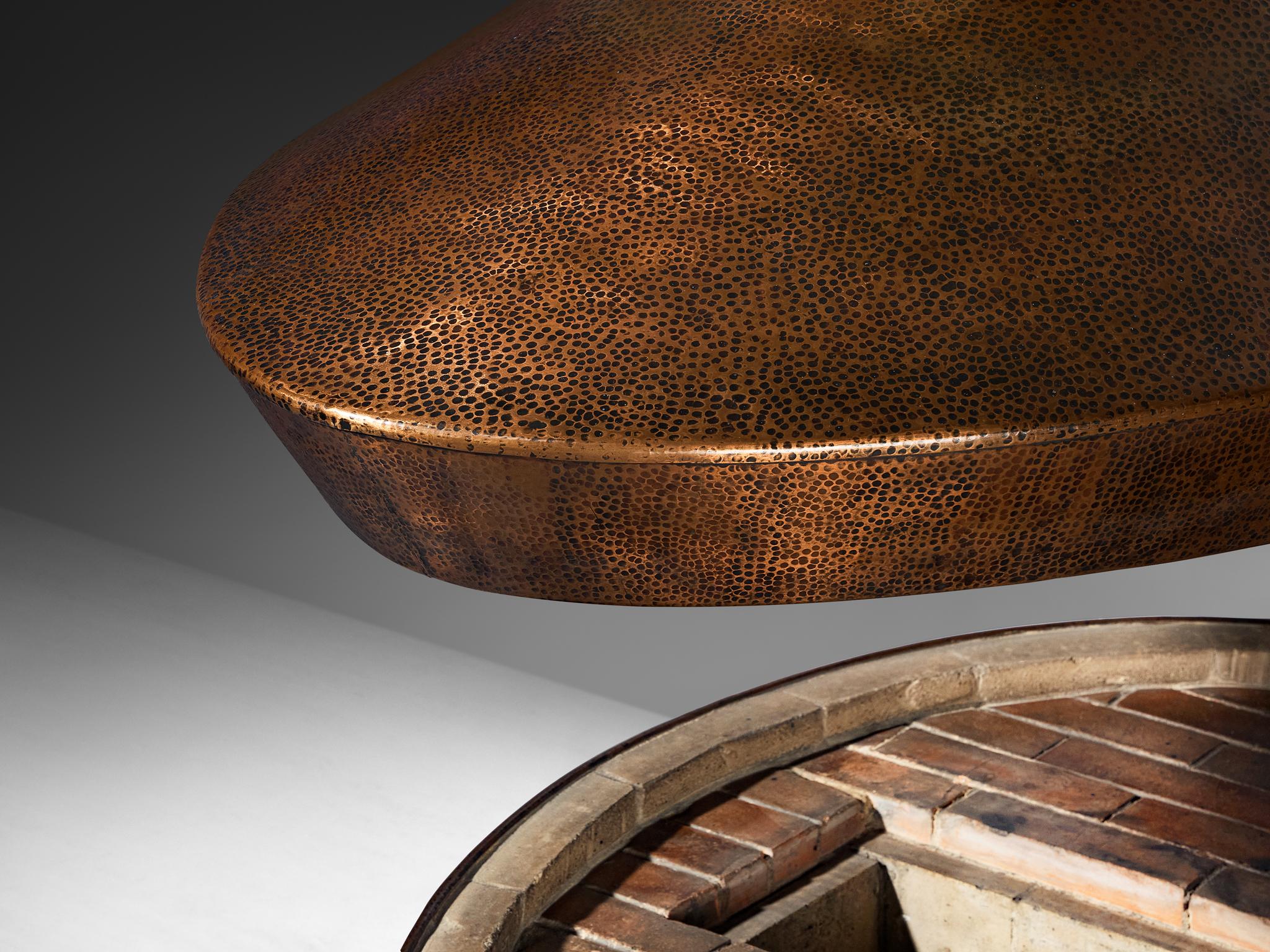 Italienischer Ugo Trevisan-Kamin aus geprägtem Kupfer, Mid-Century Modern im Angebot 4