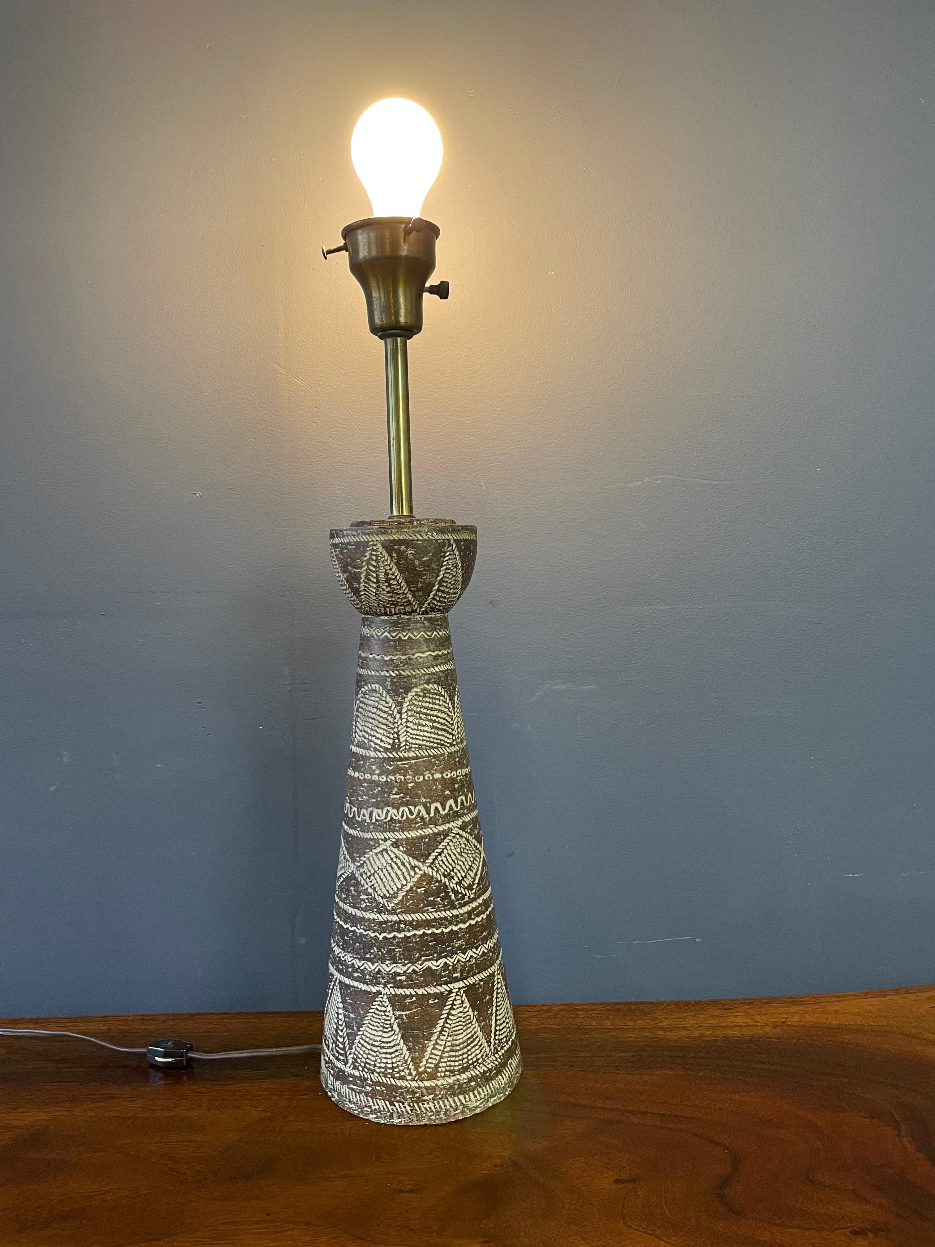 Ugo Zaccagnini Italian Ceramic Sgraffito Primative Design Table Lamp Mid Century In Good Condition For Sale In Philadelphia, PA