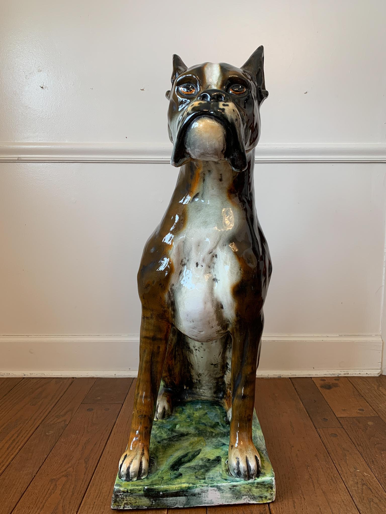 Une étonnante sculpture en céramique émaillée grandeur nature et signée d'un chien-Boxer par le légendaire designer-fabricant Ugo Zaccagnini, Italie, années 1960. Cette étonnante et rare sculpture du 