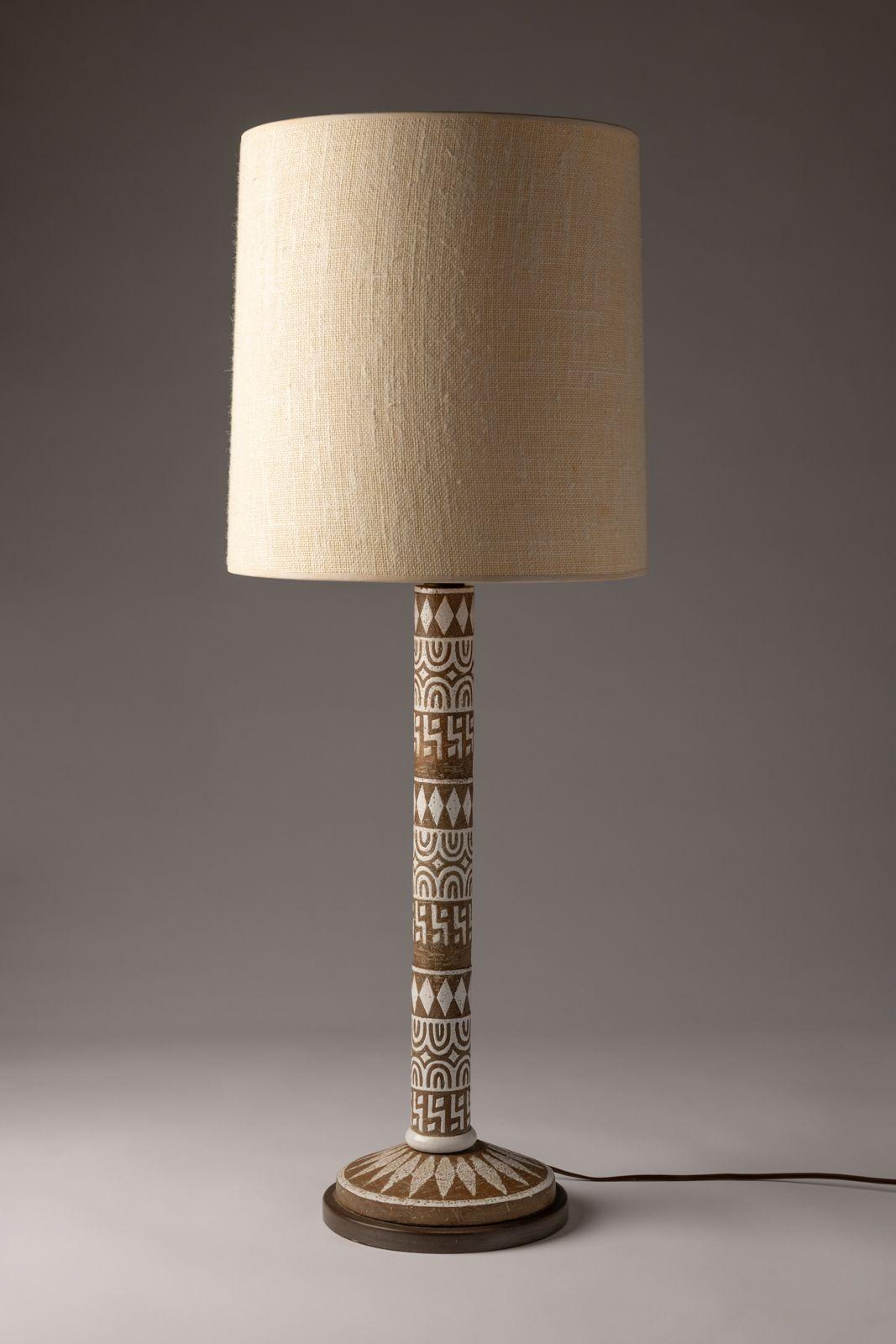 Questa splendida lampada da tavolo in ceramica italiana di Ugo Zaccagnini incarna l'essenza del design di metà secolo con il suo stile primitivo sgraffito. Realizzata con un'attenzione meticolosa ai dettagli, la lampada presenta intricati motivi di