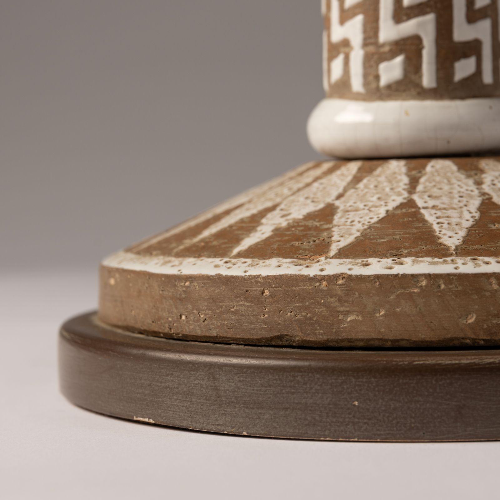 XX secolo Ugo Zaccagnini Lampada da Tavolo Sgraffito Primative in Ceramica Italiana del Mid-Century Design in vendita