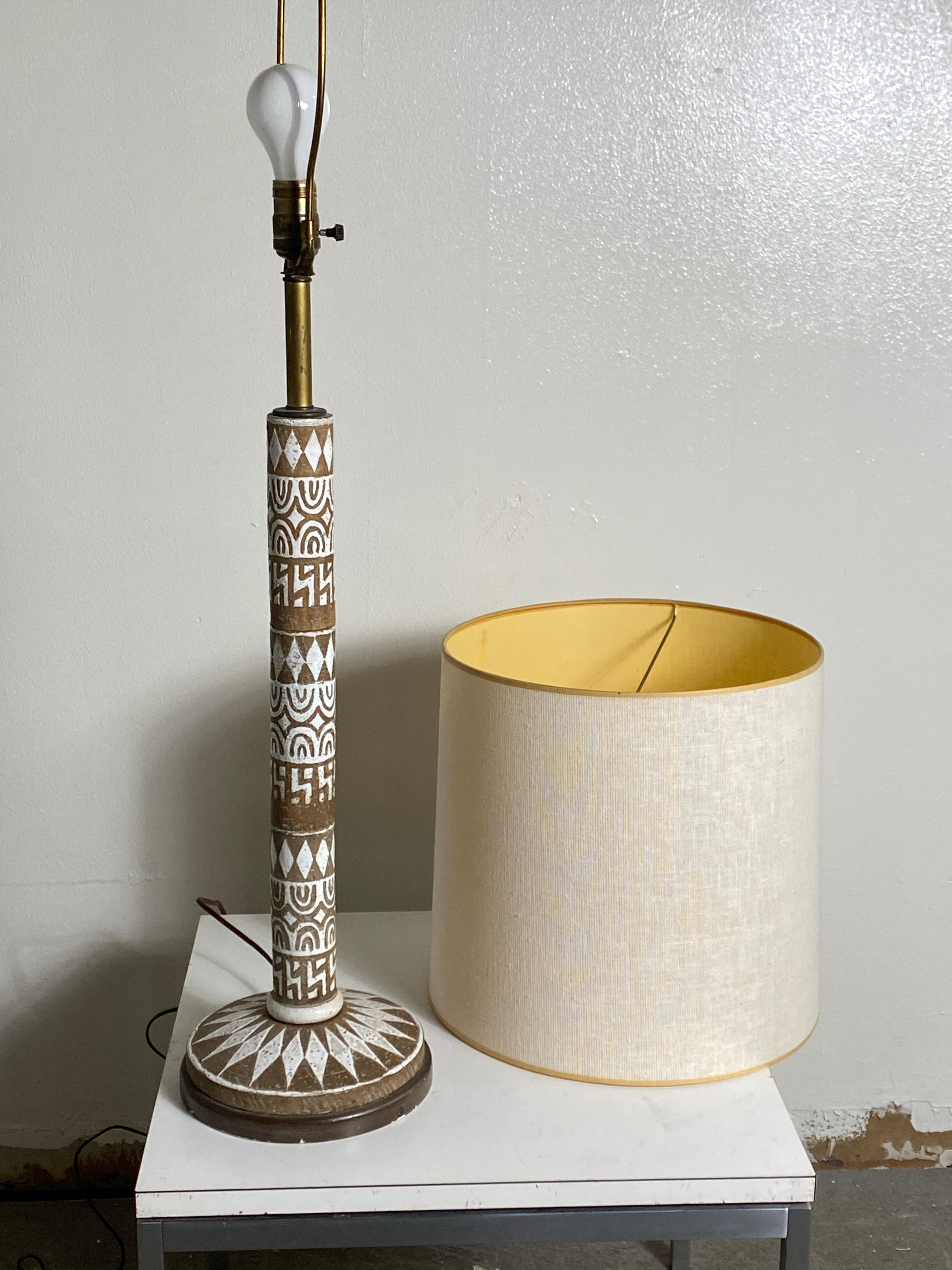 Mid-20th Century Ugo Zaccagnini Italian Ceramic Sgraffito Primative Design Table Lamp Midcentury