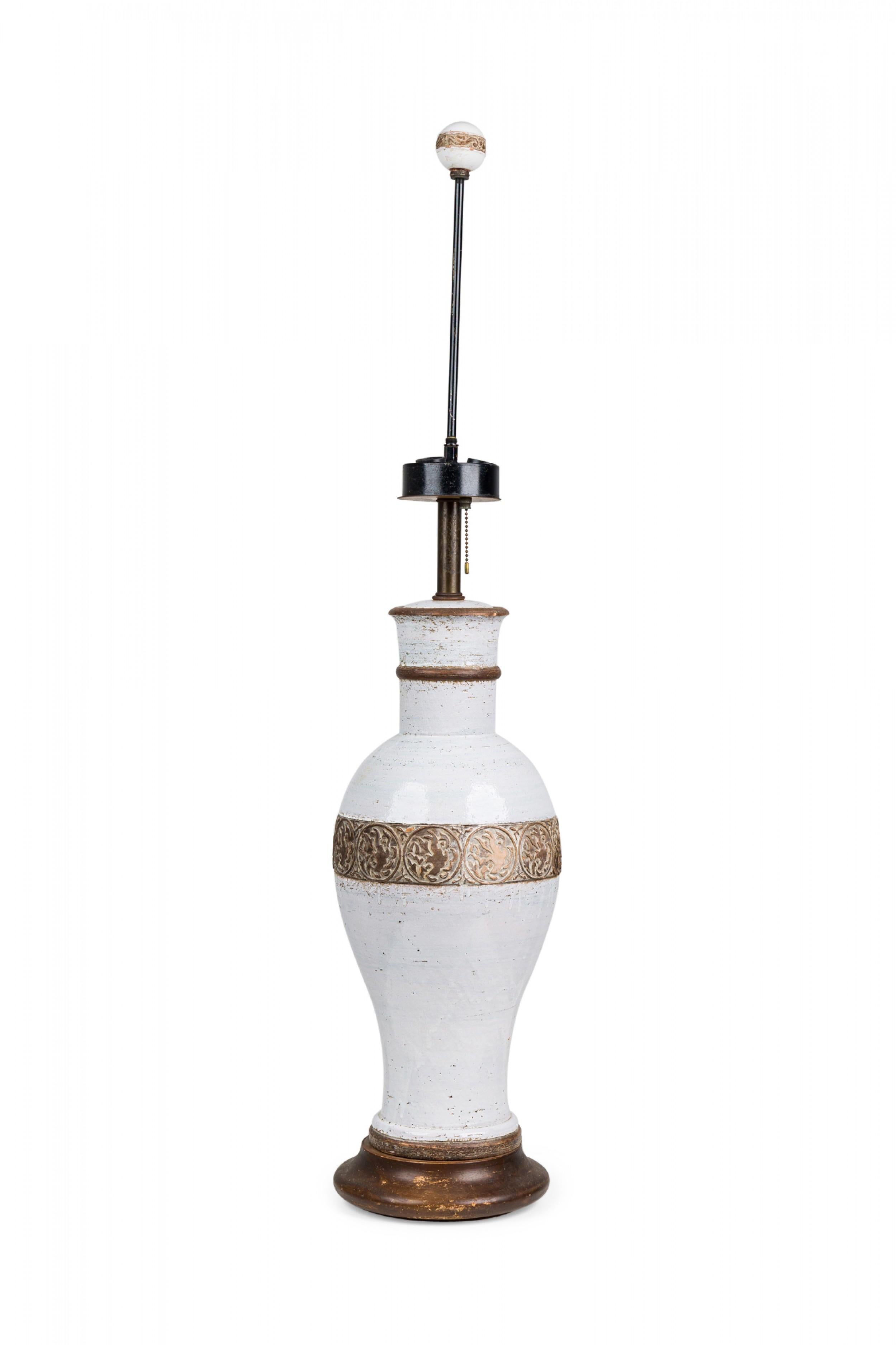 Ugo Zaccagnini Italian Ceramic White Glazed Urn Table Lamp on Dark Wood Base For Sale 1
