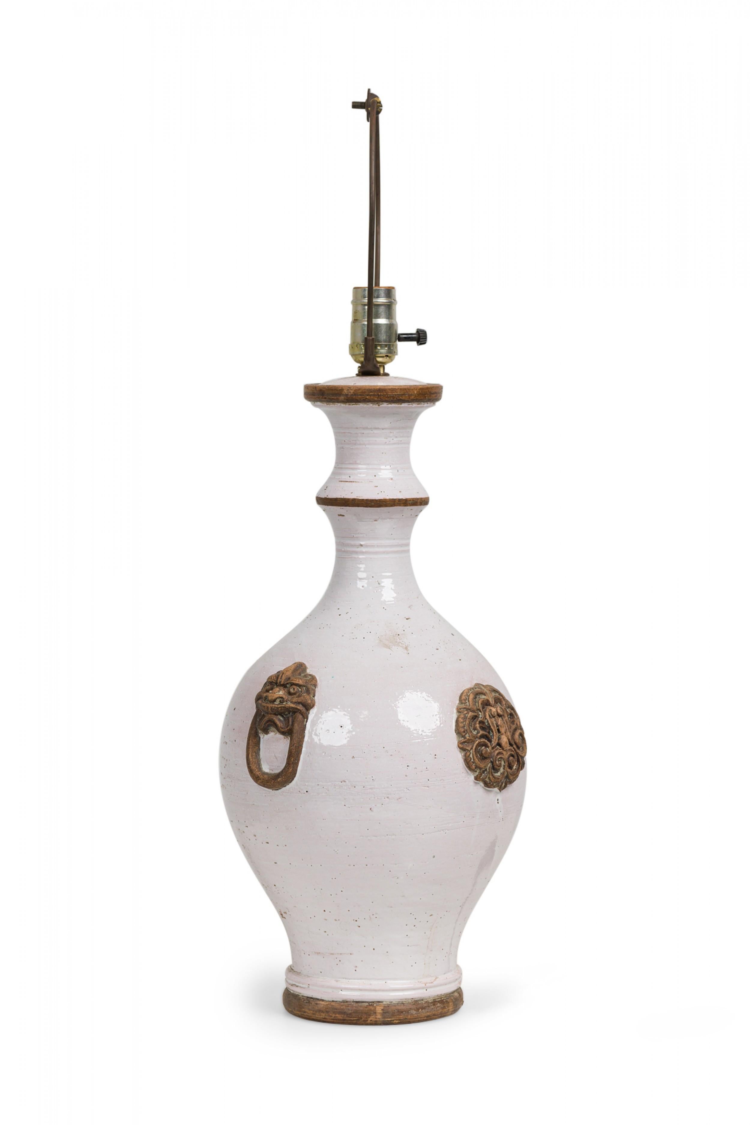 Lampe de table en forme d'urne ou de vase en céramique italienne du milieu du siècle dernier, de style Hollywood Regency, de forme balustre, dotée d'un col à double taille et de deux rebords émaillés avoine mat, menant à une prise d'interrupteur et