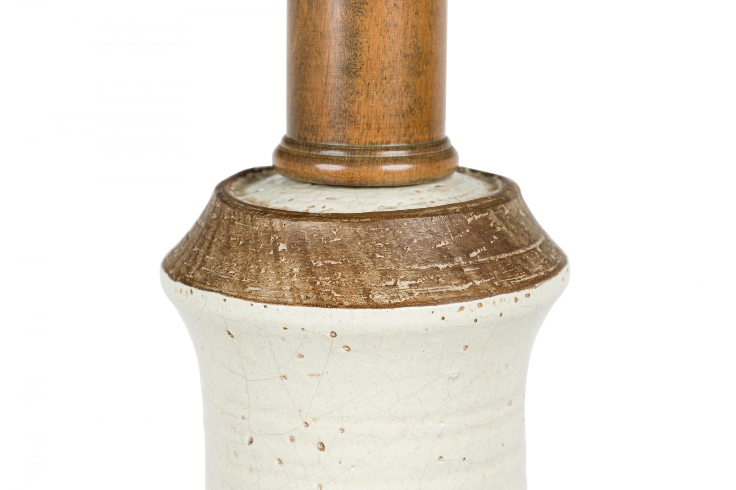 Ugo Zaccagnini Mid-Century Italian Ceramic Tall Urn Table Lamp on Wood Stand In Good Condition For Sale In New York, NY