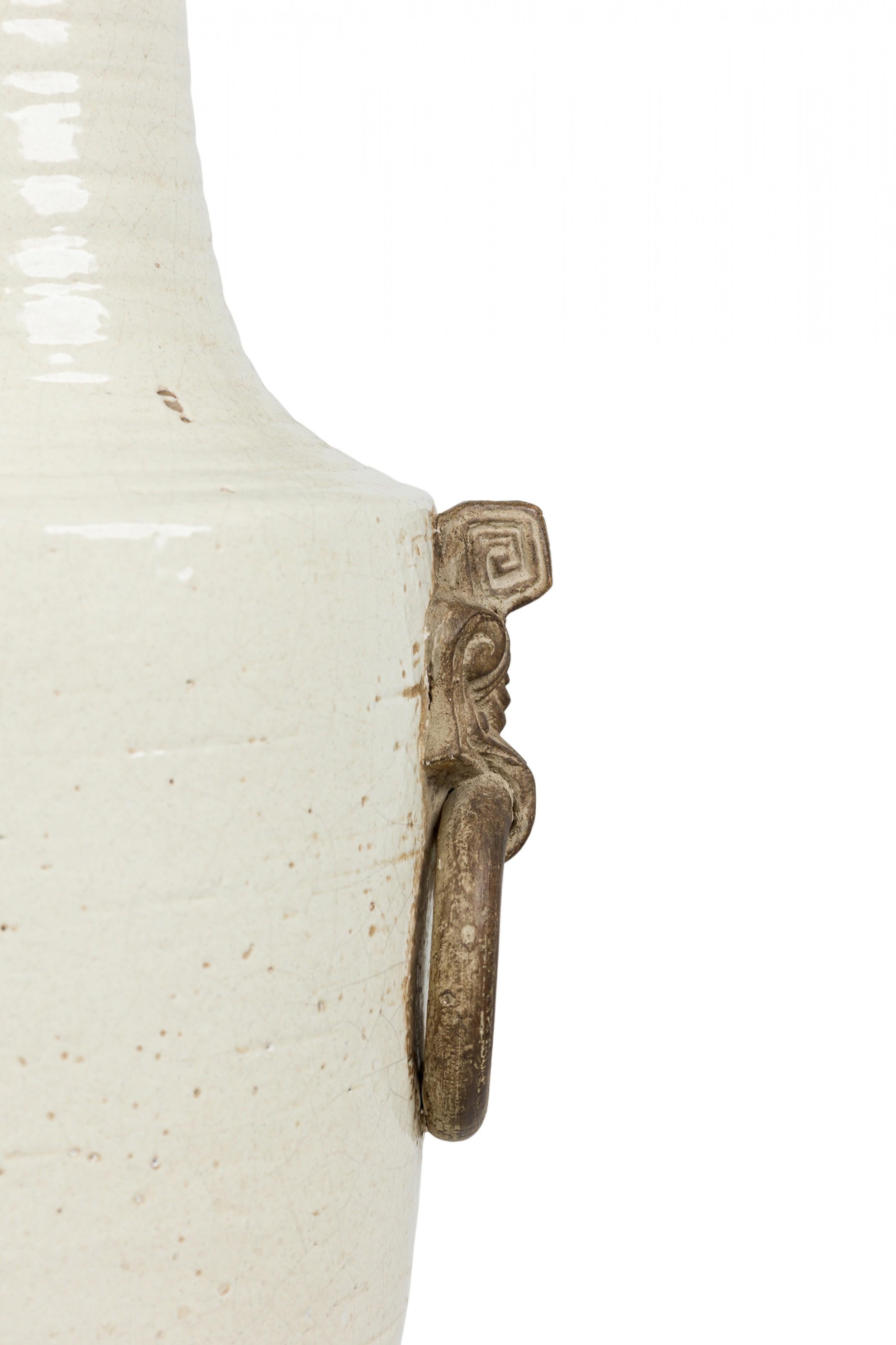 20ième siècle Ugo Zaccagnini - Grande lampe de table en céramique italienne du milieu du siècle - Urne sur pied en bois en vente