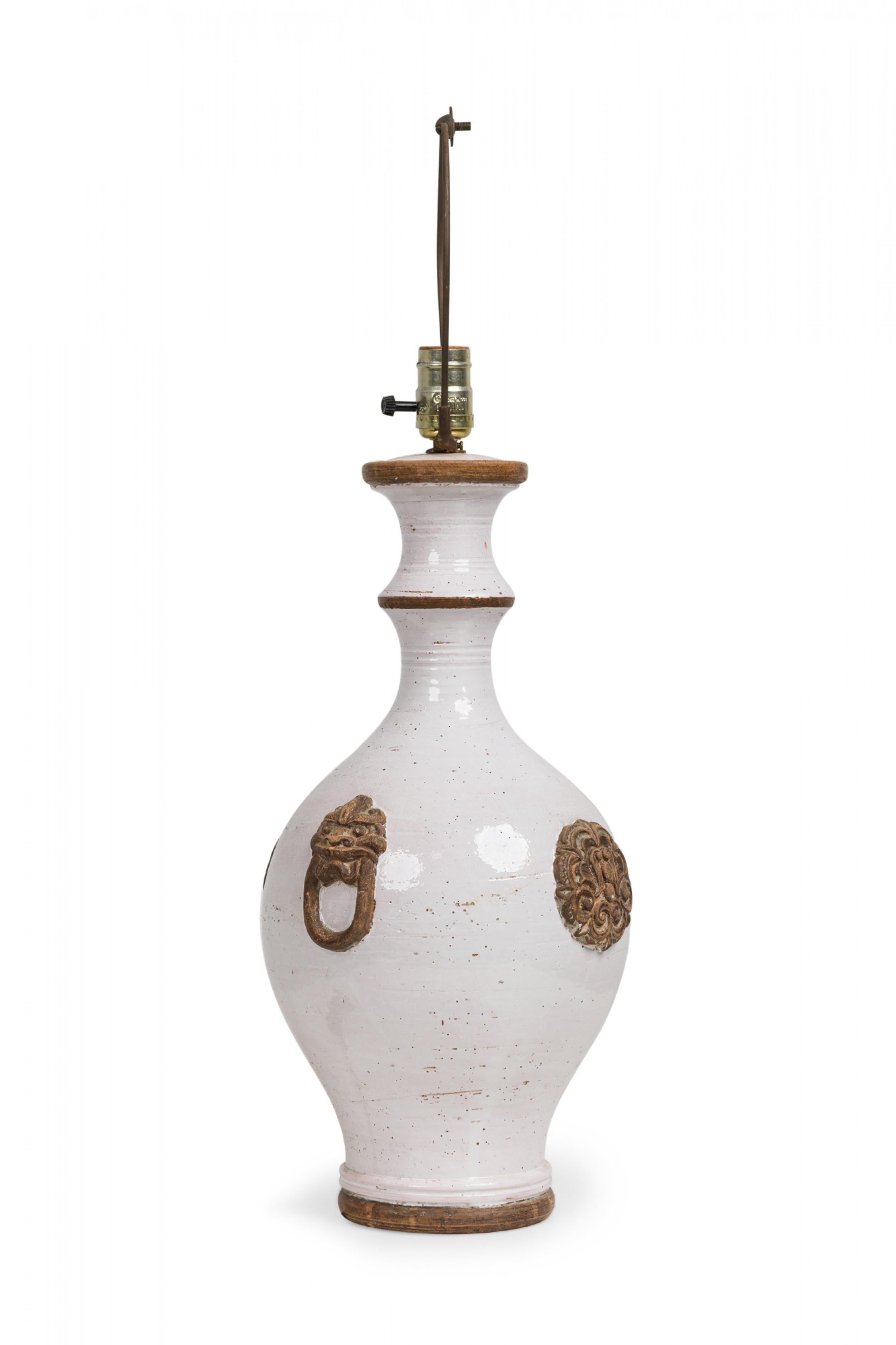 Ugo Zaccagnini - Grande lampe de table en céramique italienne du milieu du siècle - Urne sur pied en bois en vente 2