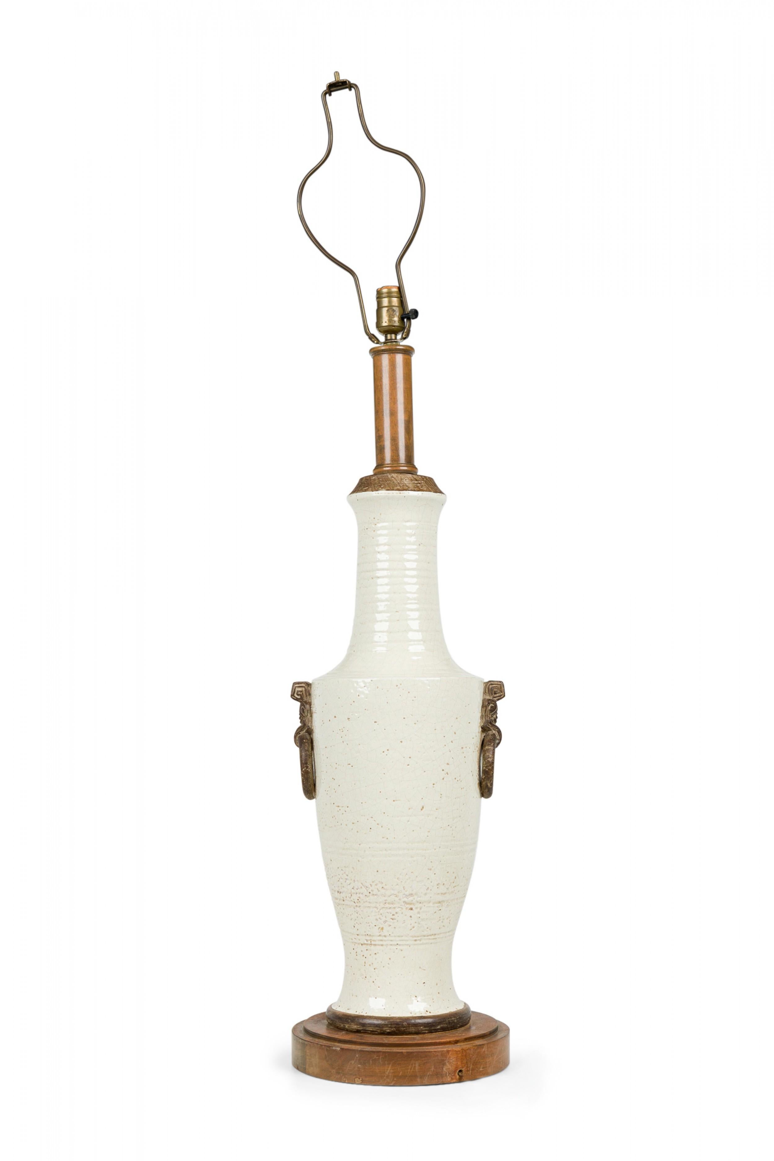 Ugo Zaccagnini - Grande lampe de table en céramique italienne du milieu du siècle - Urne sur pied en bois en vente 3