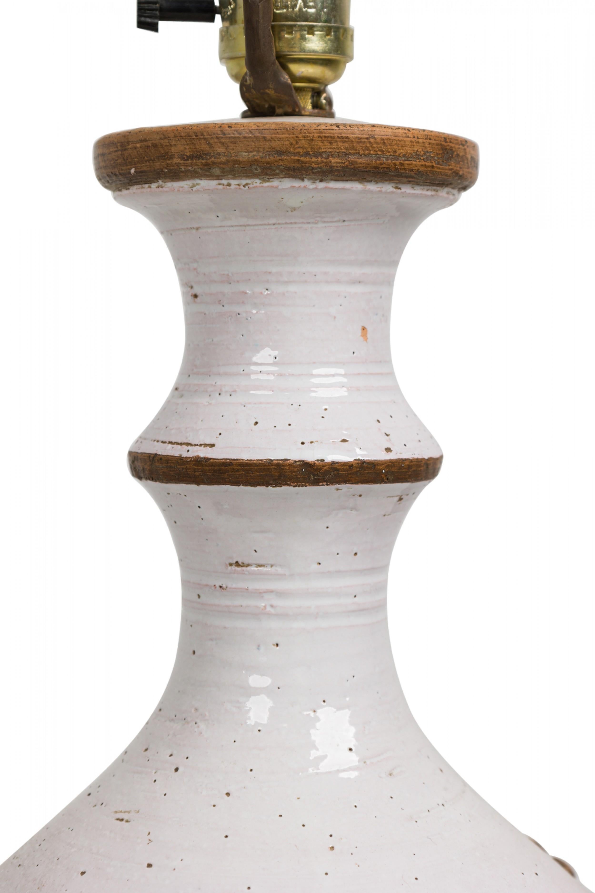 Ugo Zaccagnini - Grande lampe de table en céramique italienne du milieu du siècle - Urne sur pied en bois en vente 3