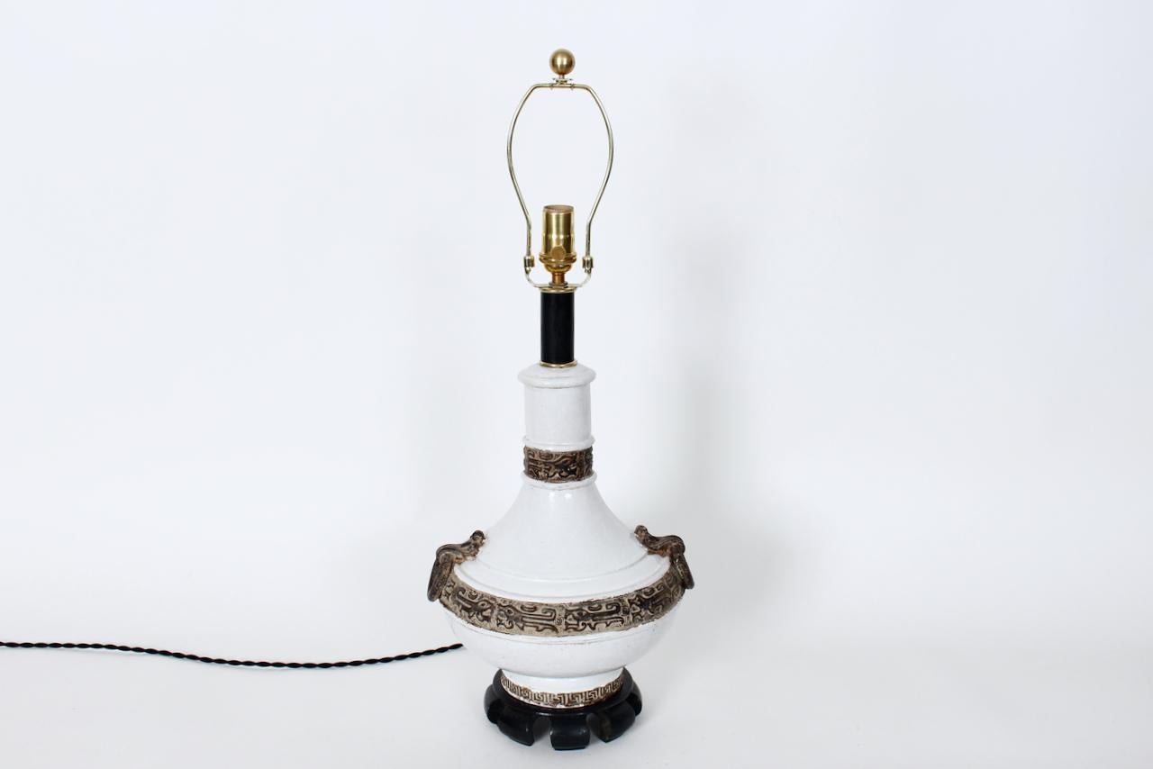 Ugo Zaccagnini Ming-Stil Off-White & Cocoa Banded Glazed Pottery Lamp, um 1960 im Zustand „Gut“ im Angebot in Bainbridge, NY