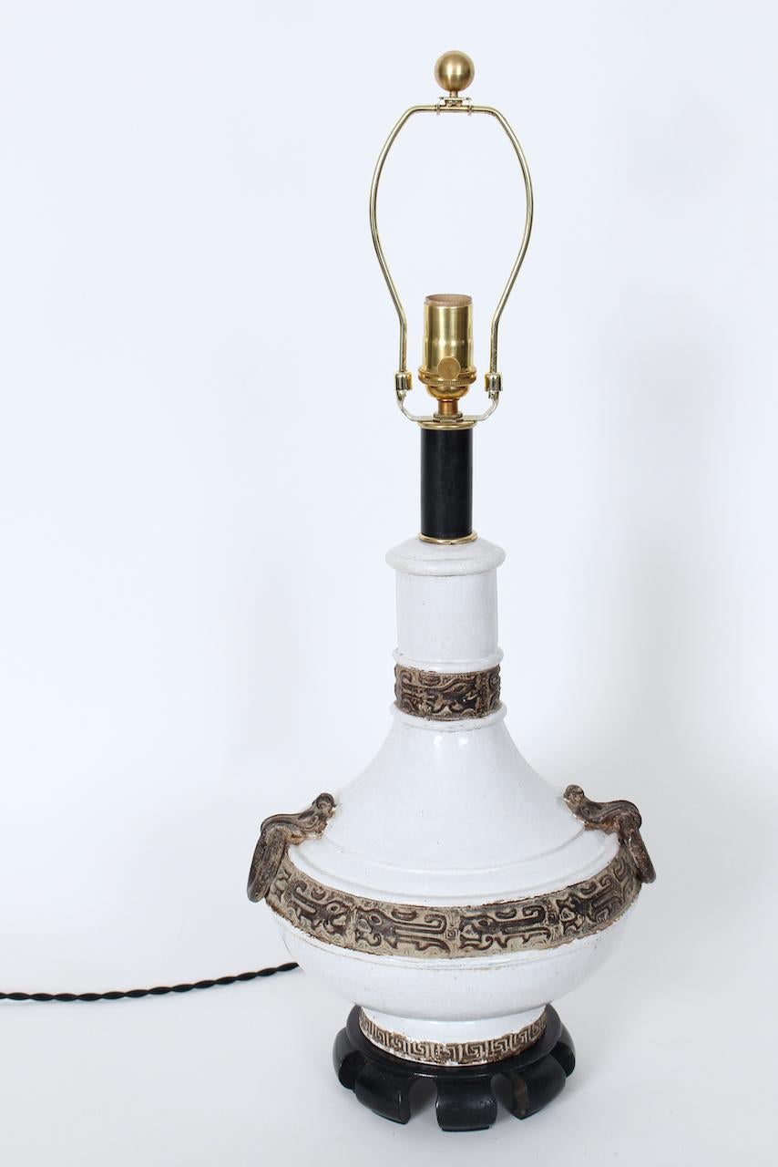 Ugo Zaccagnini Ming-Stil Off-White & Cocoa Banded Glazed Pottery Lamp, um 1960 (Messing) im Angebot