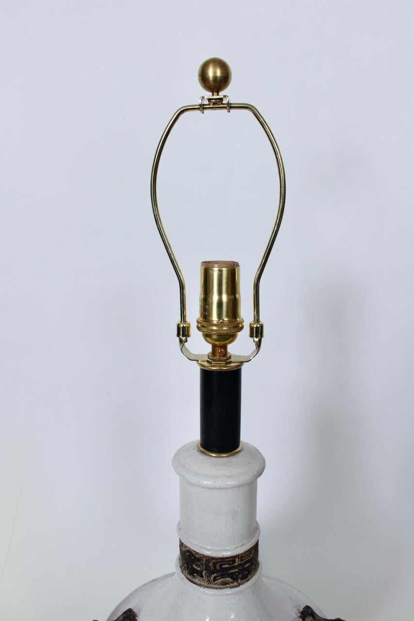 Ugo Zaccagnini Ming-Stil Off-White & Cocoa Banded Glazed Pottery Lamp, um 1960 im Angebot 1
