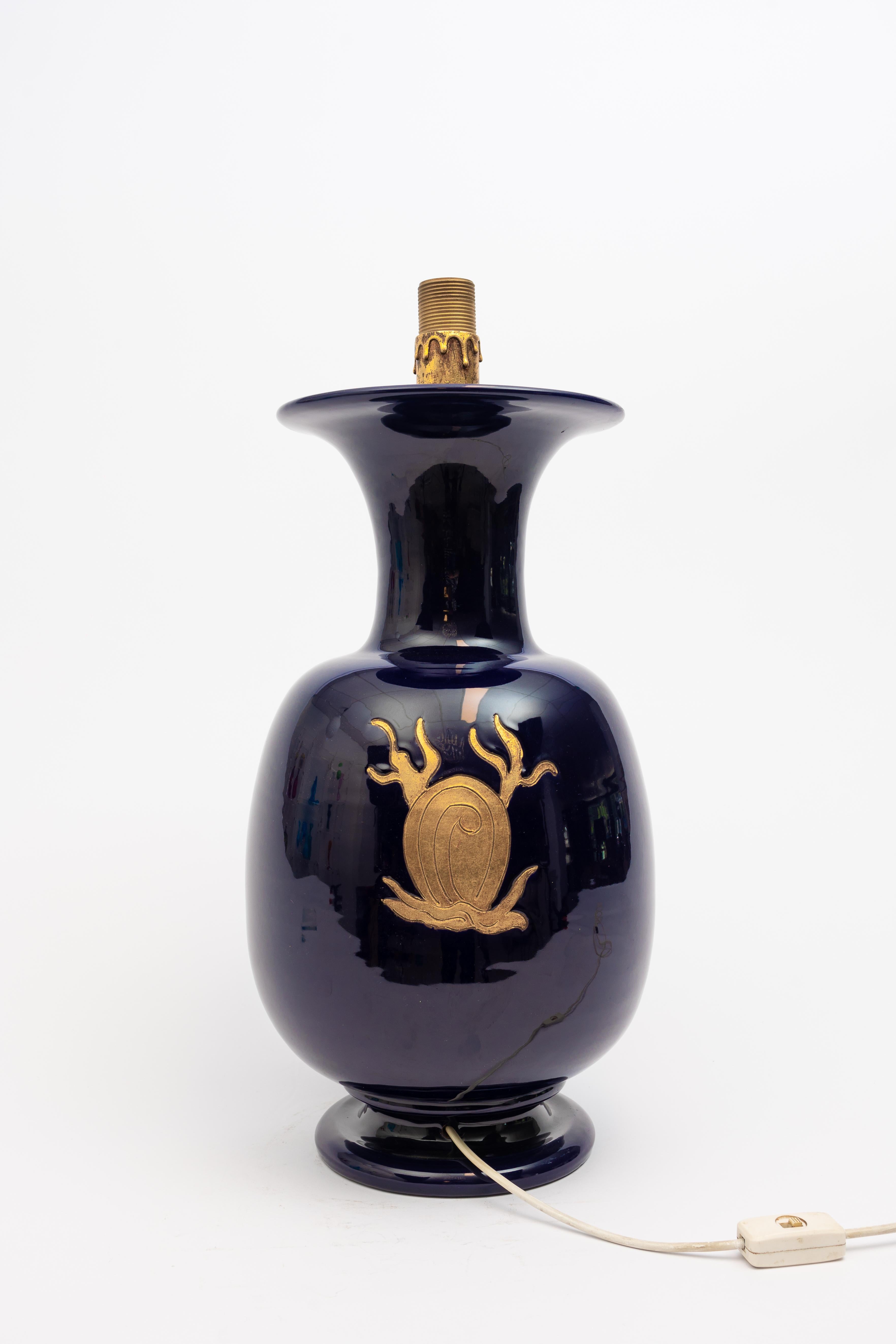 Lampada da tavolo monumentale della Ceramica Italiana

Ugo Zaccagnini, Firenze

Smaltato di blu con un decoro di un drago inciso in oro

Marcato con il numero del decoro sul fondo e firmato con la tipica Z di Zaccagnini.

Periodo: 1960's
Condit;
